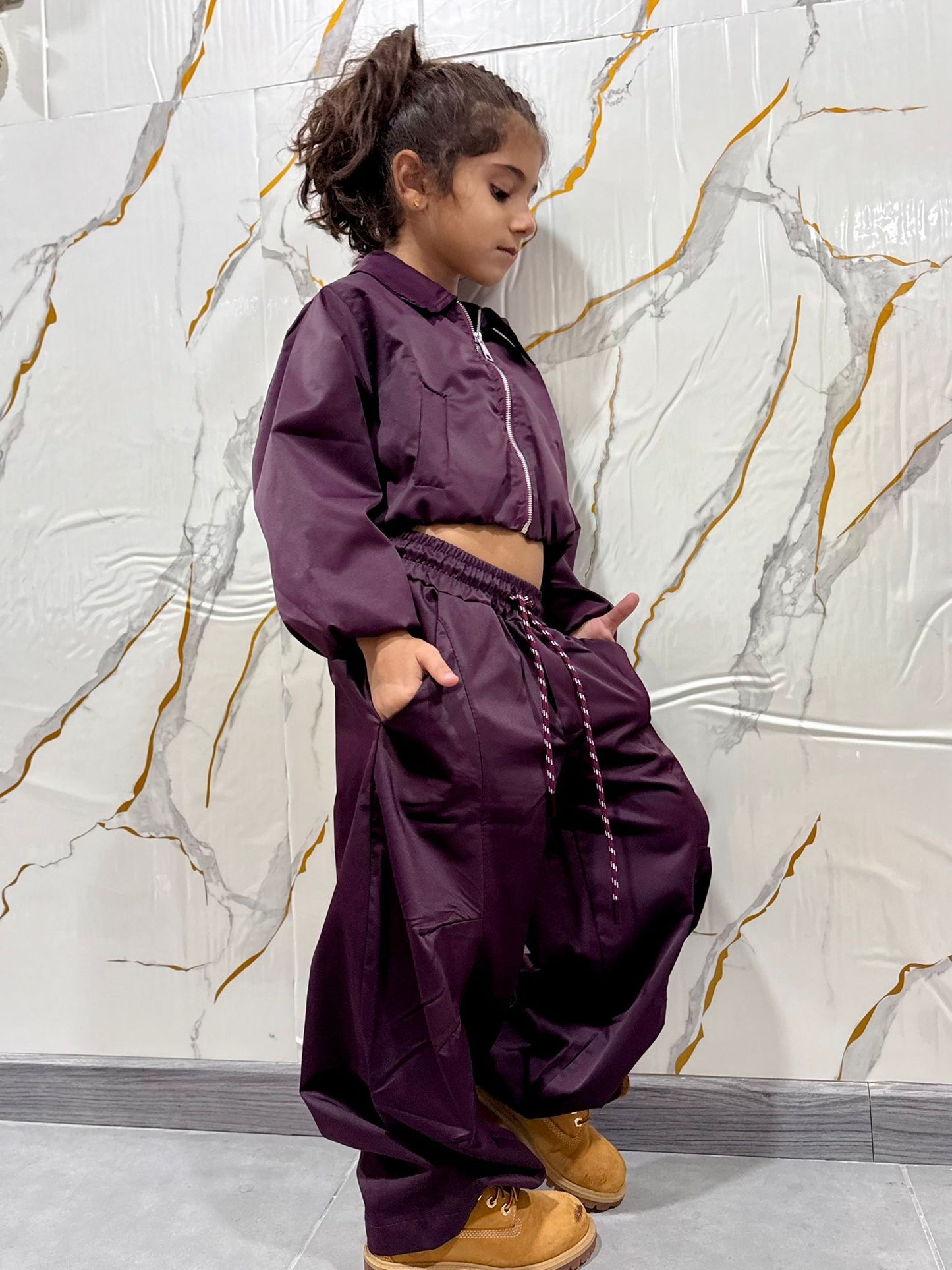 Completo bambina in tessuto tecnico felpa cropped e pantalone cargo — set sportivo borgogna