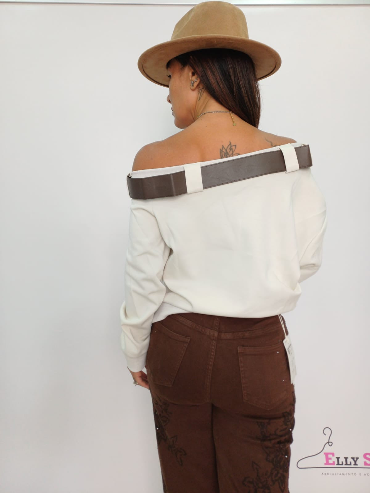 Maglia panna donna con cintura e stampa gioiello