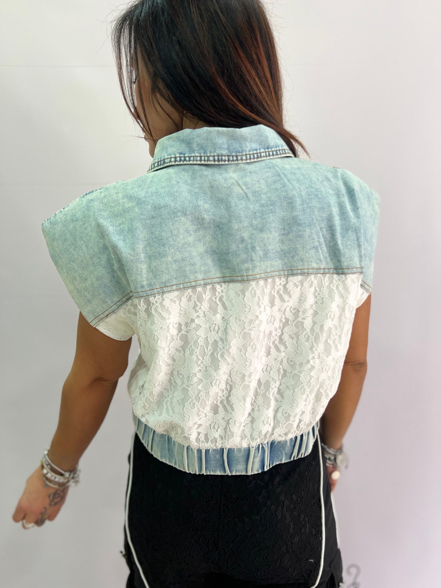 Damenweste aus Denim und Spitze mit Reißverschluss – Frühlings-Urban-Chic-Stil