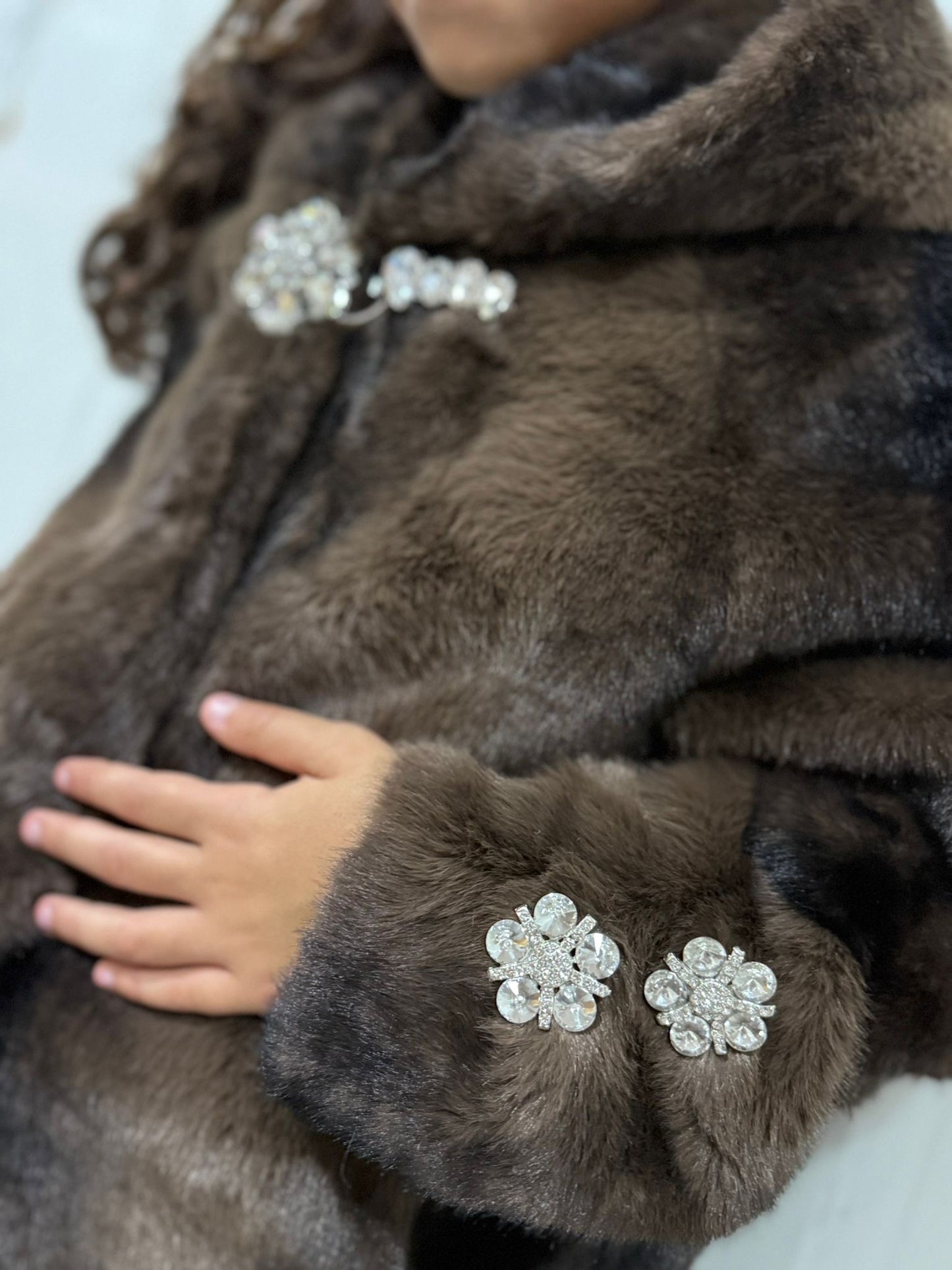 Pelliccia bambina elegante marrone con strass — giacca cerimonia inverno