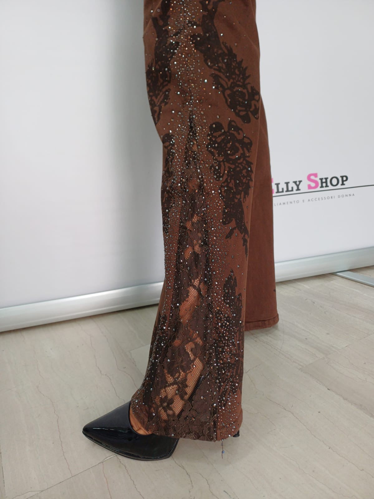 Jeans velluto marrone con ricami e strass