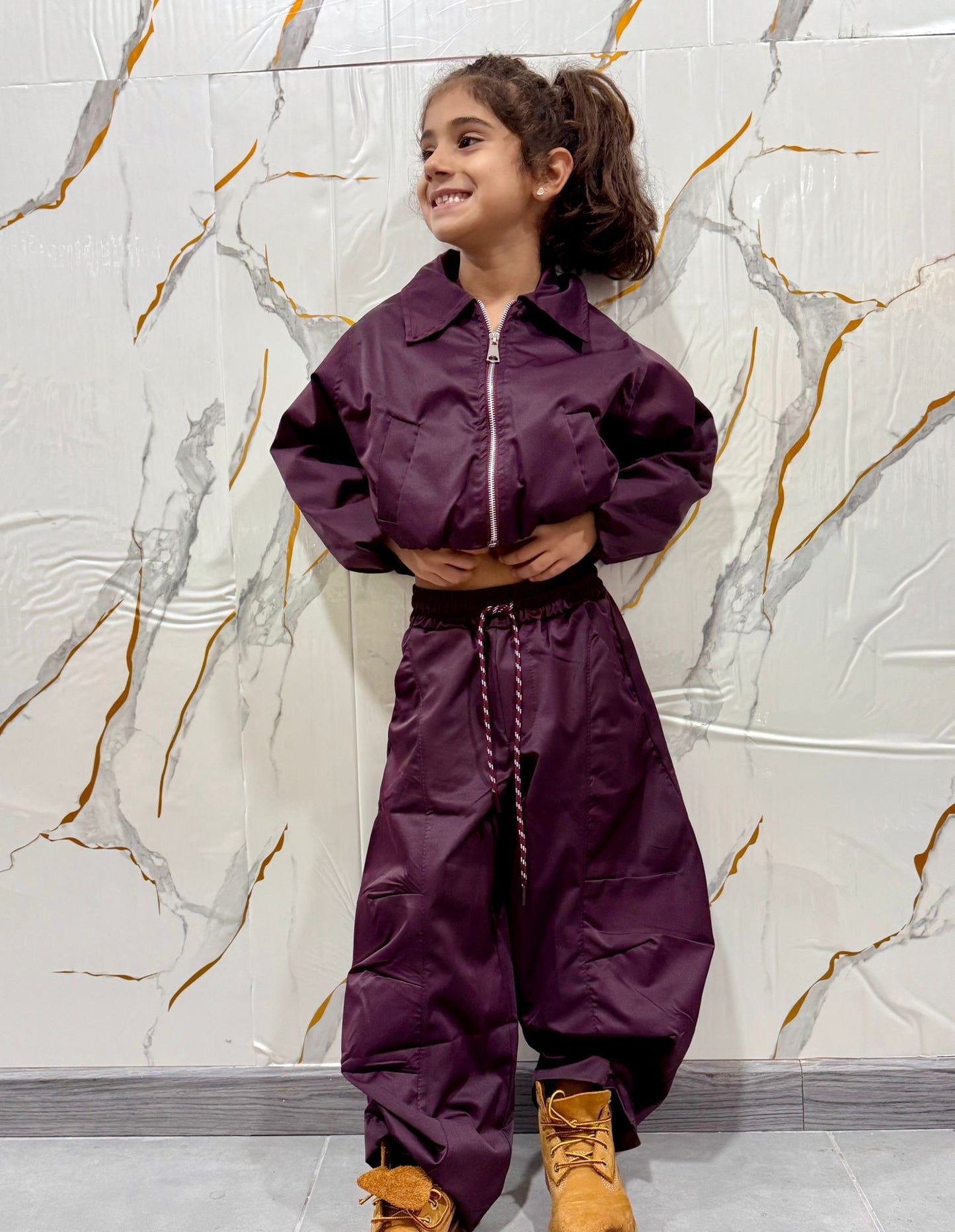Completo bambina in tessuto tecnico felpa cropped e pantalone cargo — set sportivo borgogna