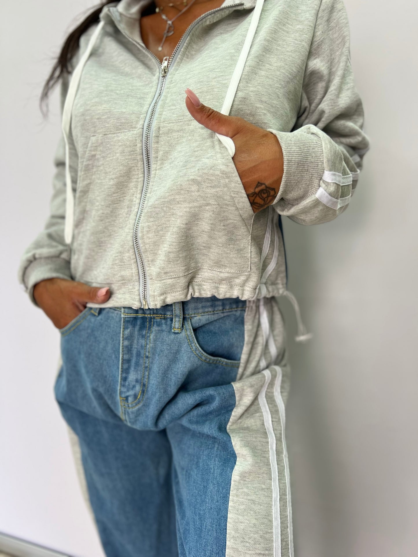 Completo donna sportivo con felpa e pantalone jeans – taglia unica grigia o nera fino a L