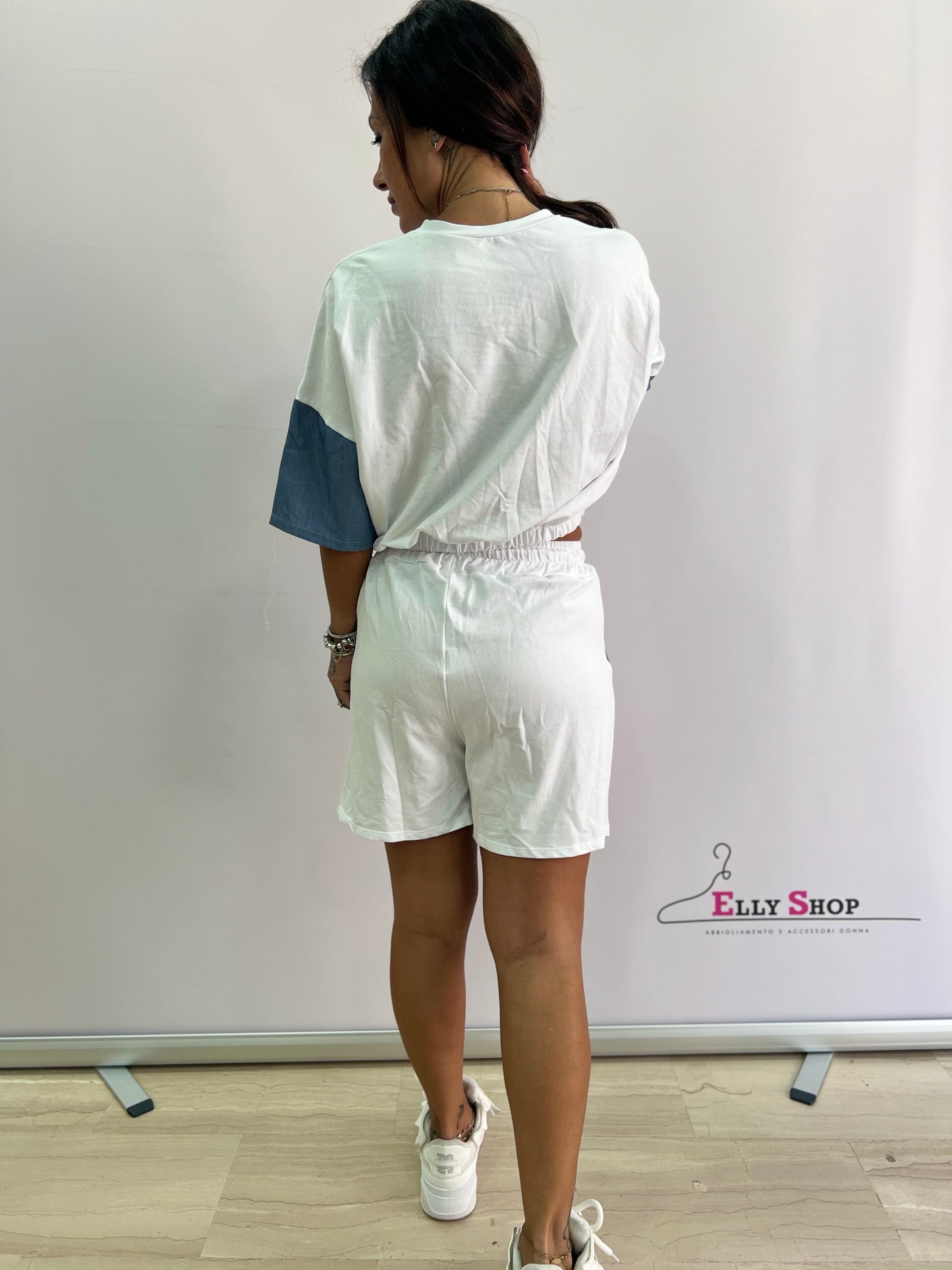 Completo T-shirt e shorts sportivo con inserti a contrasto