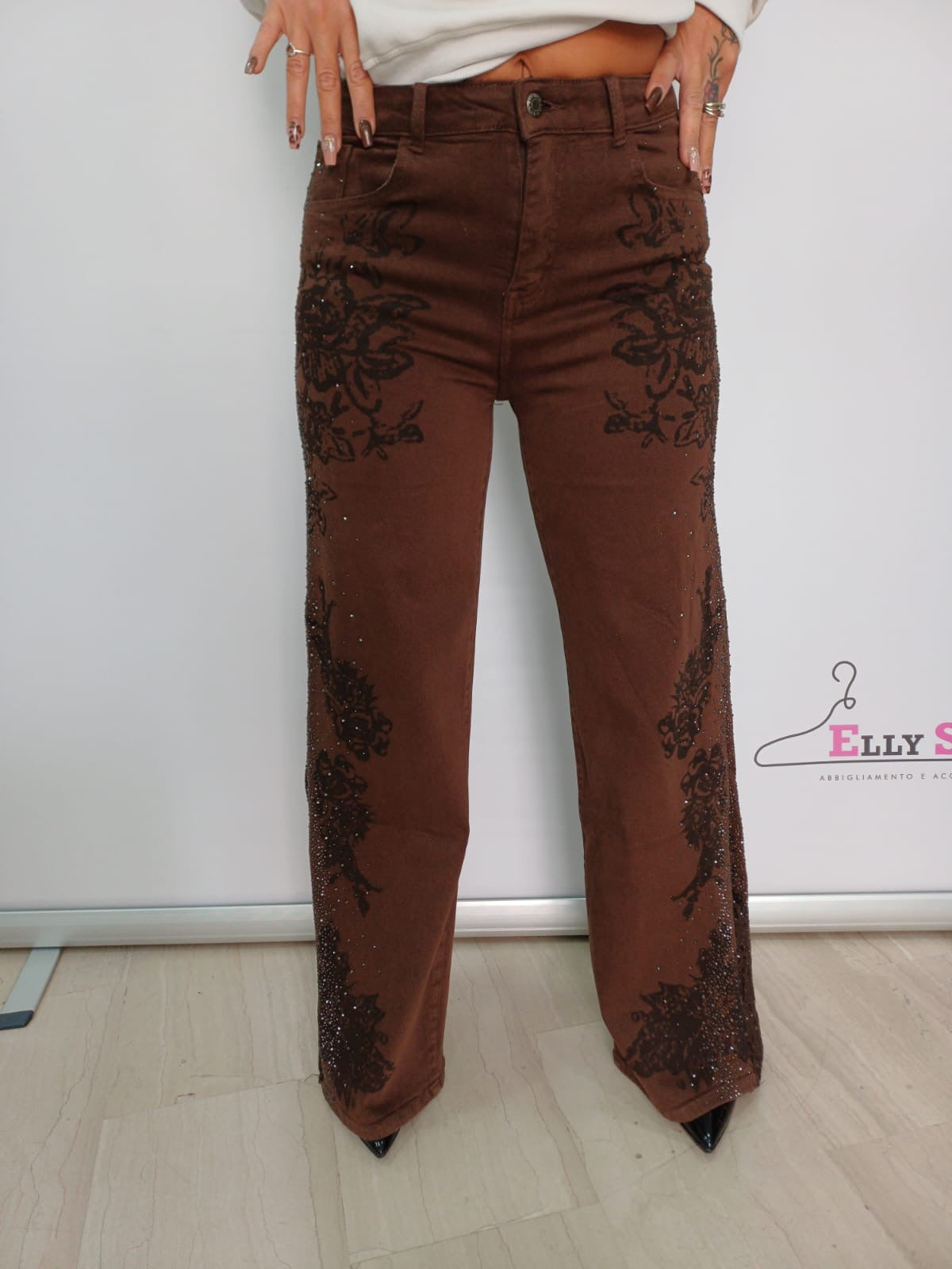 Jeans velluto marrone con ricami e strass