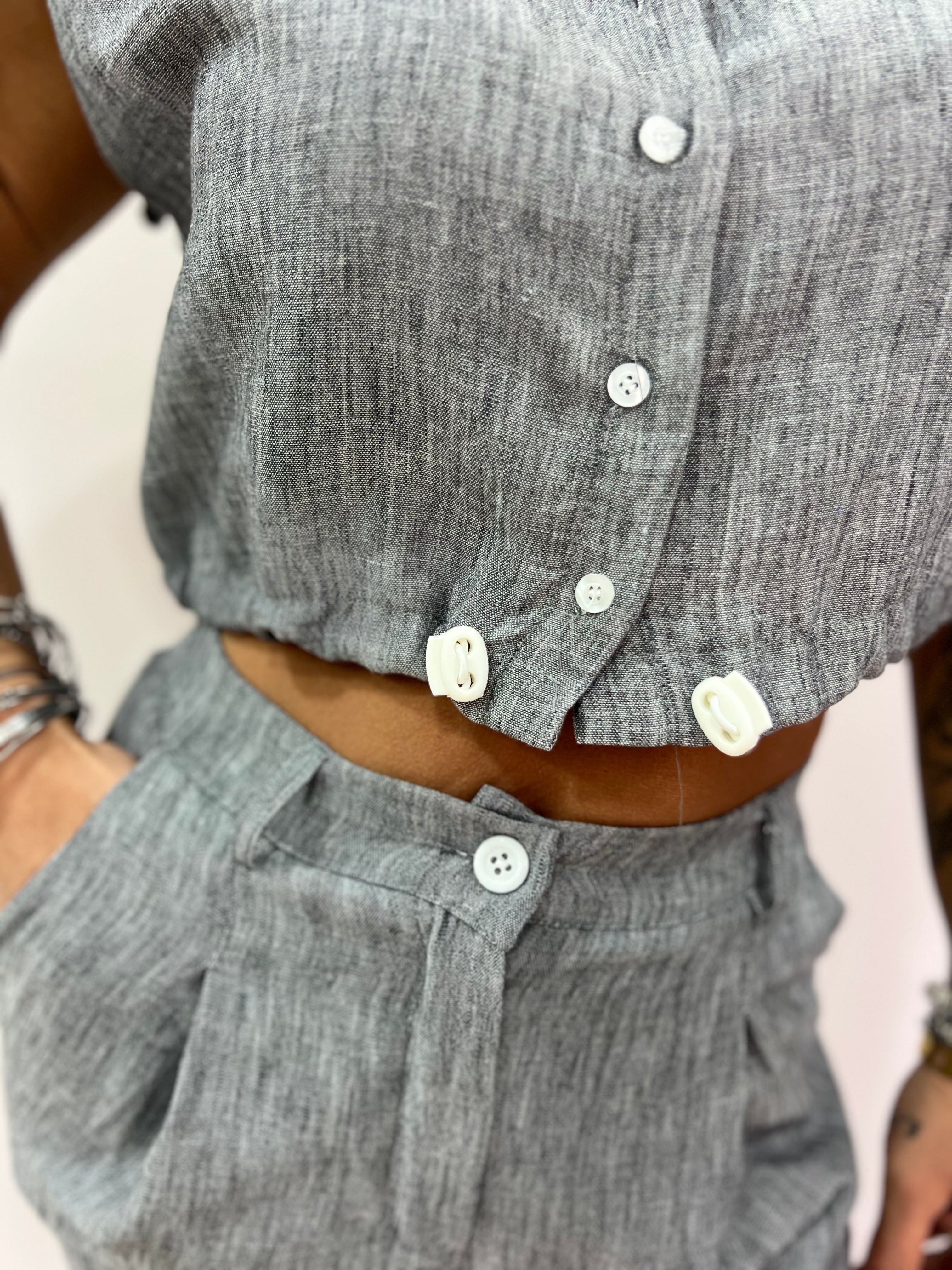 Completo Donna – Camicia a Giro con Spalline e Pantalone a Gamba Larga, Disponibile in Vari Colori.
