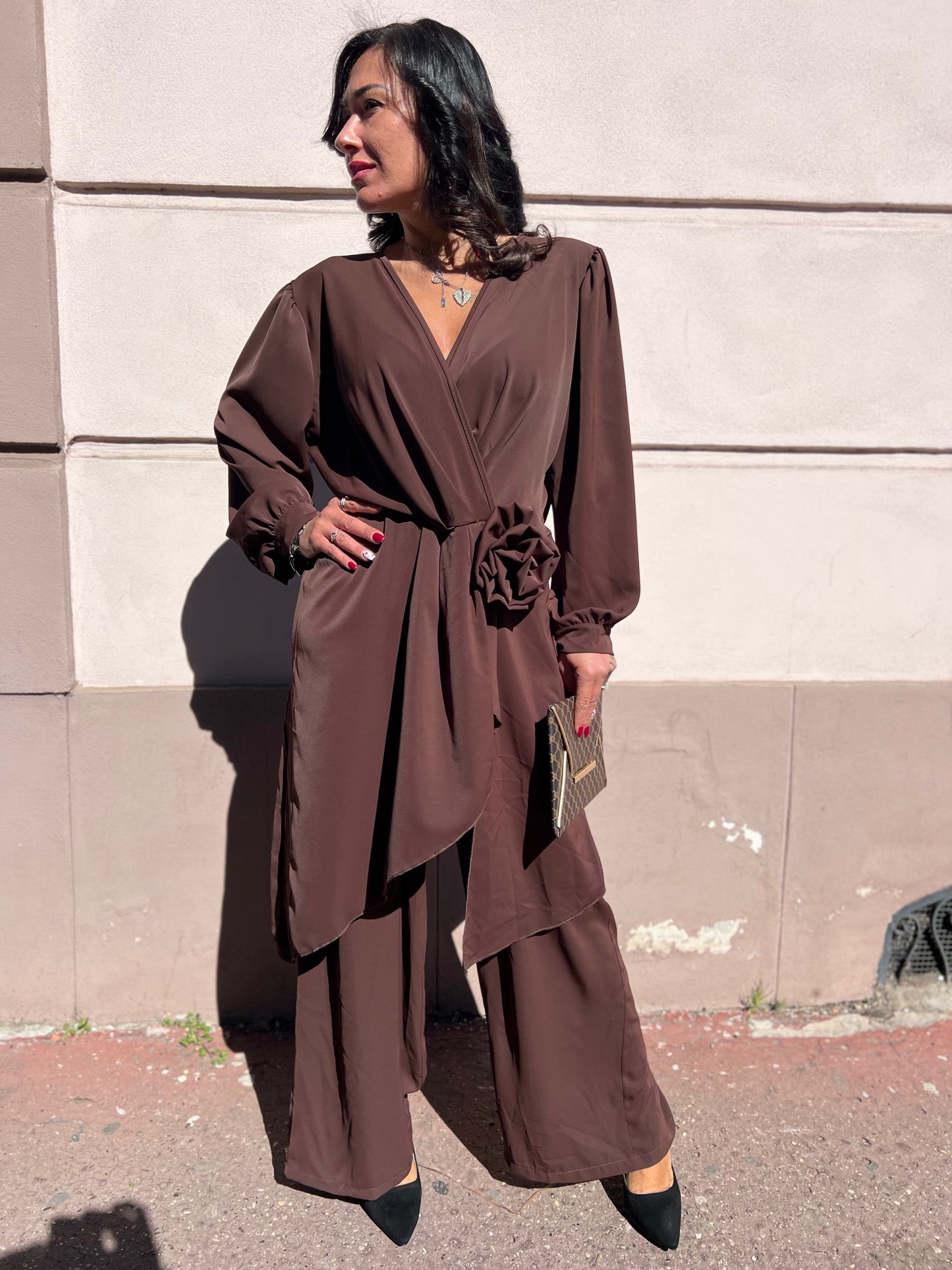 Tuta intera elegante curvy con fiore e casacca asimmetrica – disponibile in nero, prugna e marrone