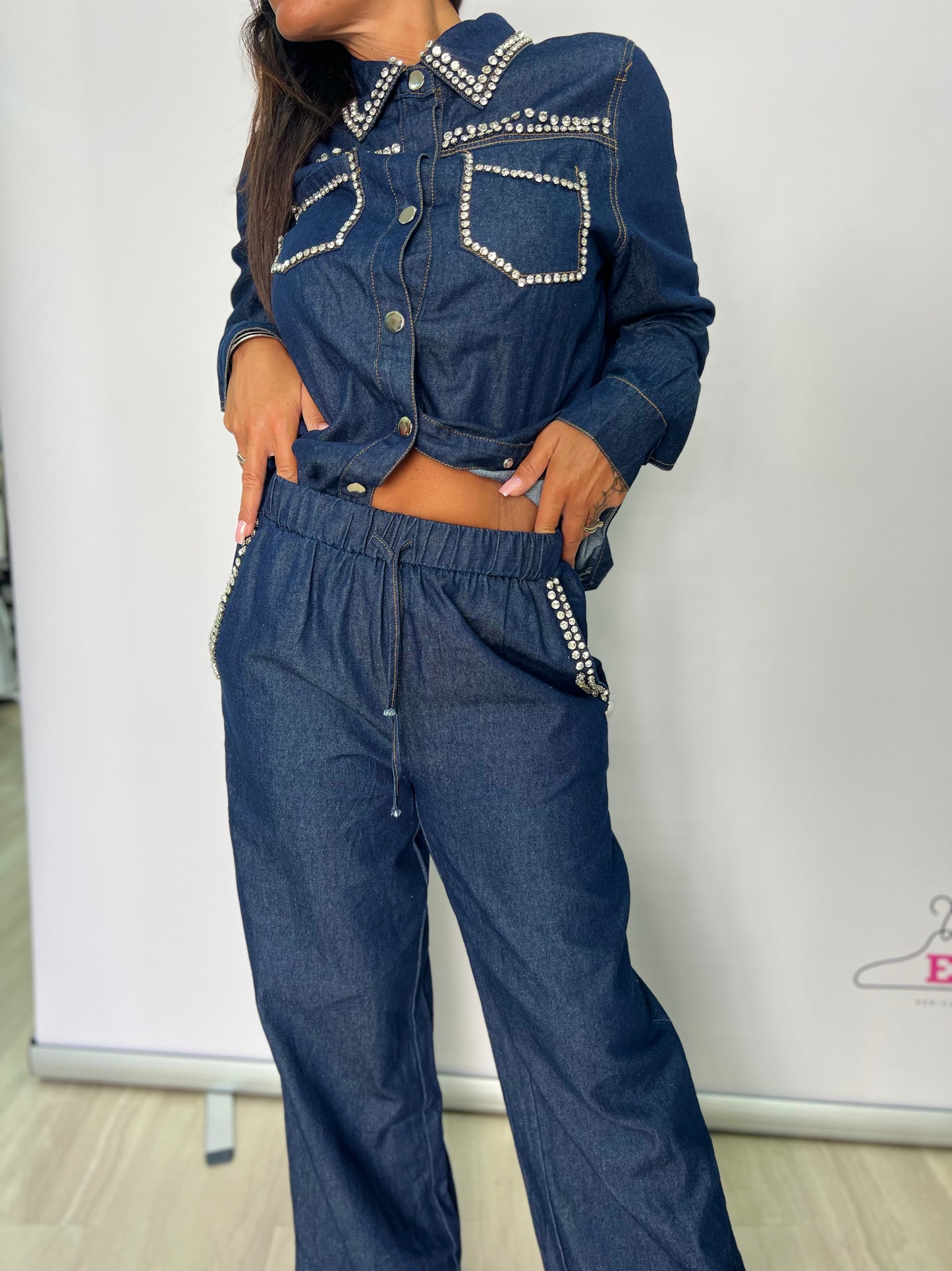 Completo in denim con brillantini su colletto e tasche – look casual chic taglia unica fino a XL