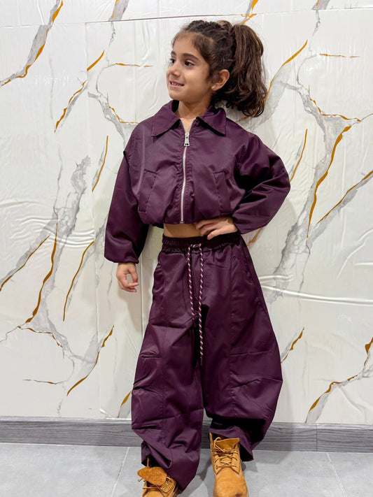 Completo bambina in tessuto tecnico felpa cropped e pantalone cargo — set sportivo borgogna