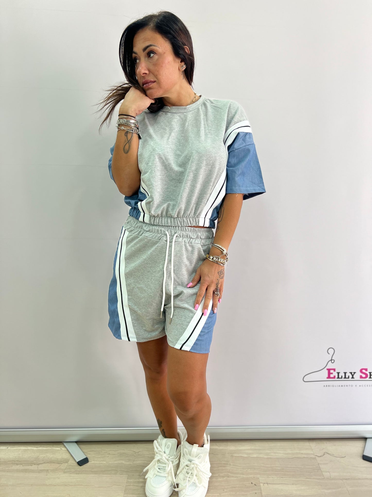 Completo T-shirt e shorts sportivo con inserti a contrasto