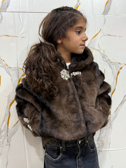 Pelliccia bambina elegante marrone con strass — giacca cerimonia inverno
