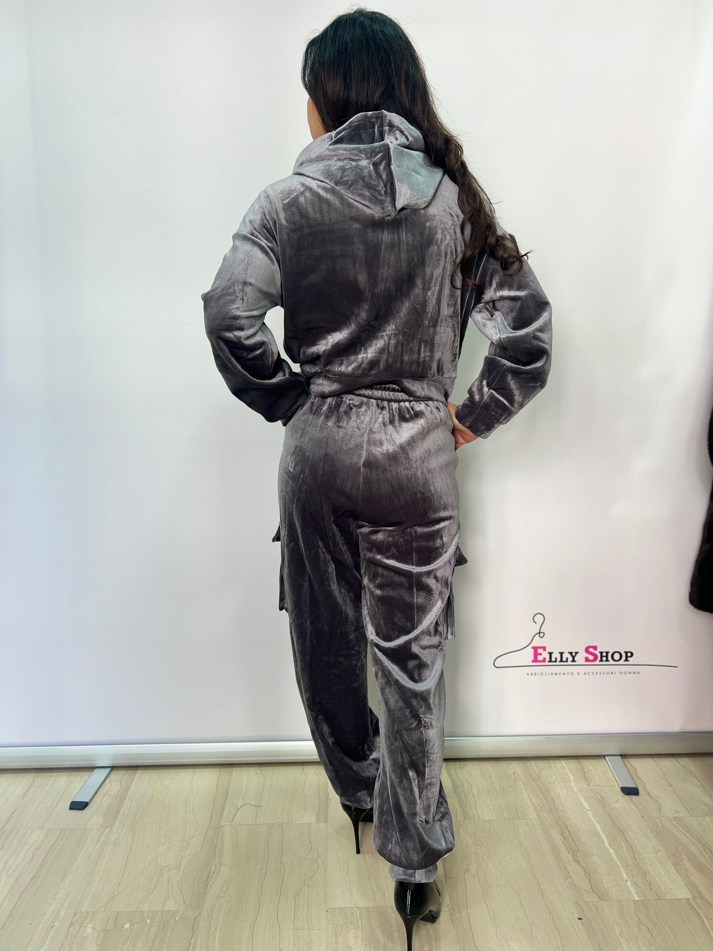 Tuta donna velluto con dettagli gioiello