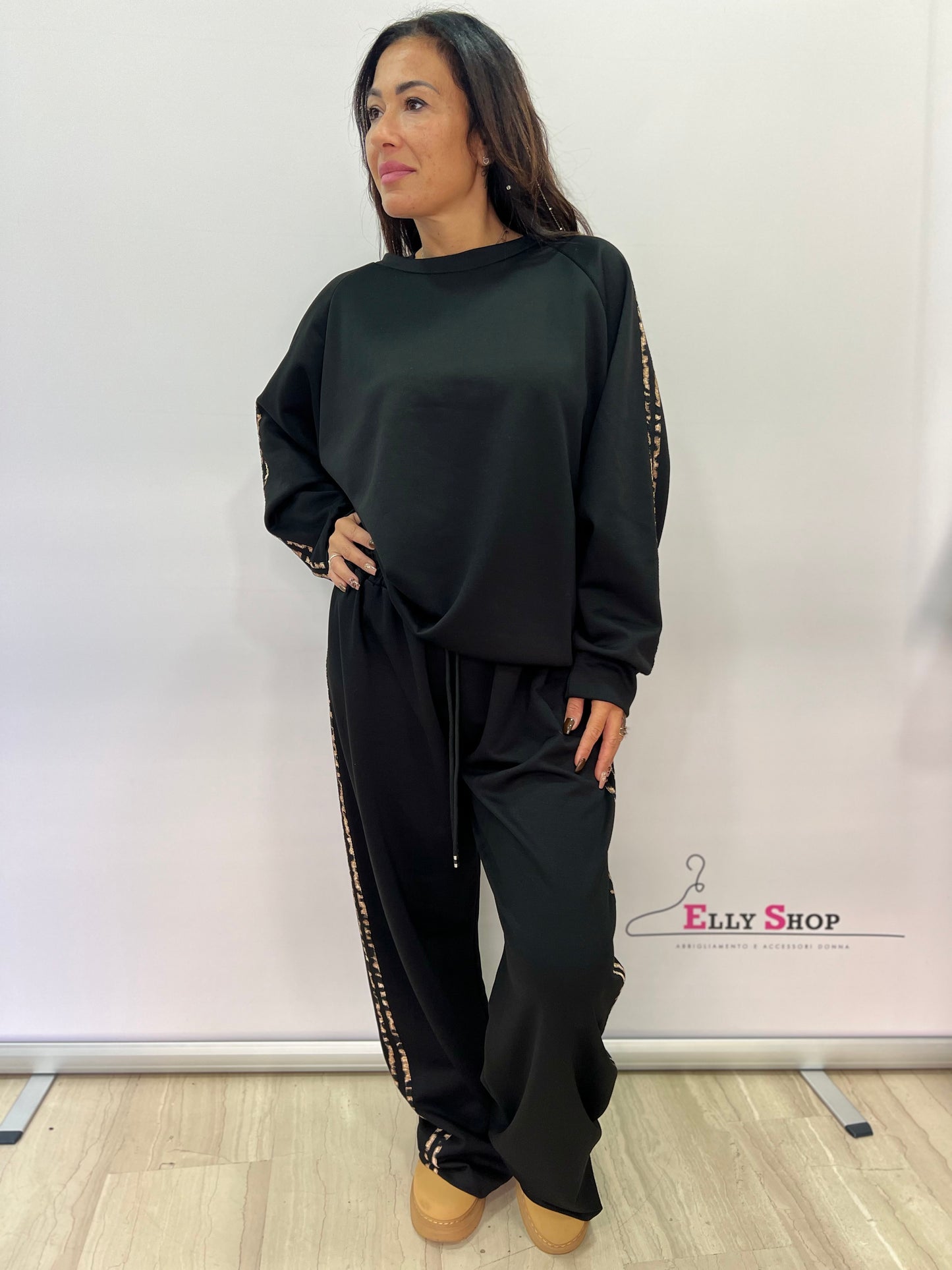 Completo donna curvy nero con bande animalier