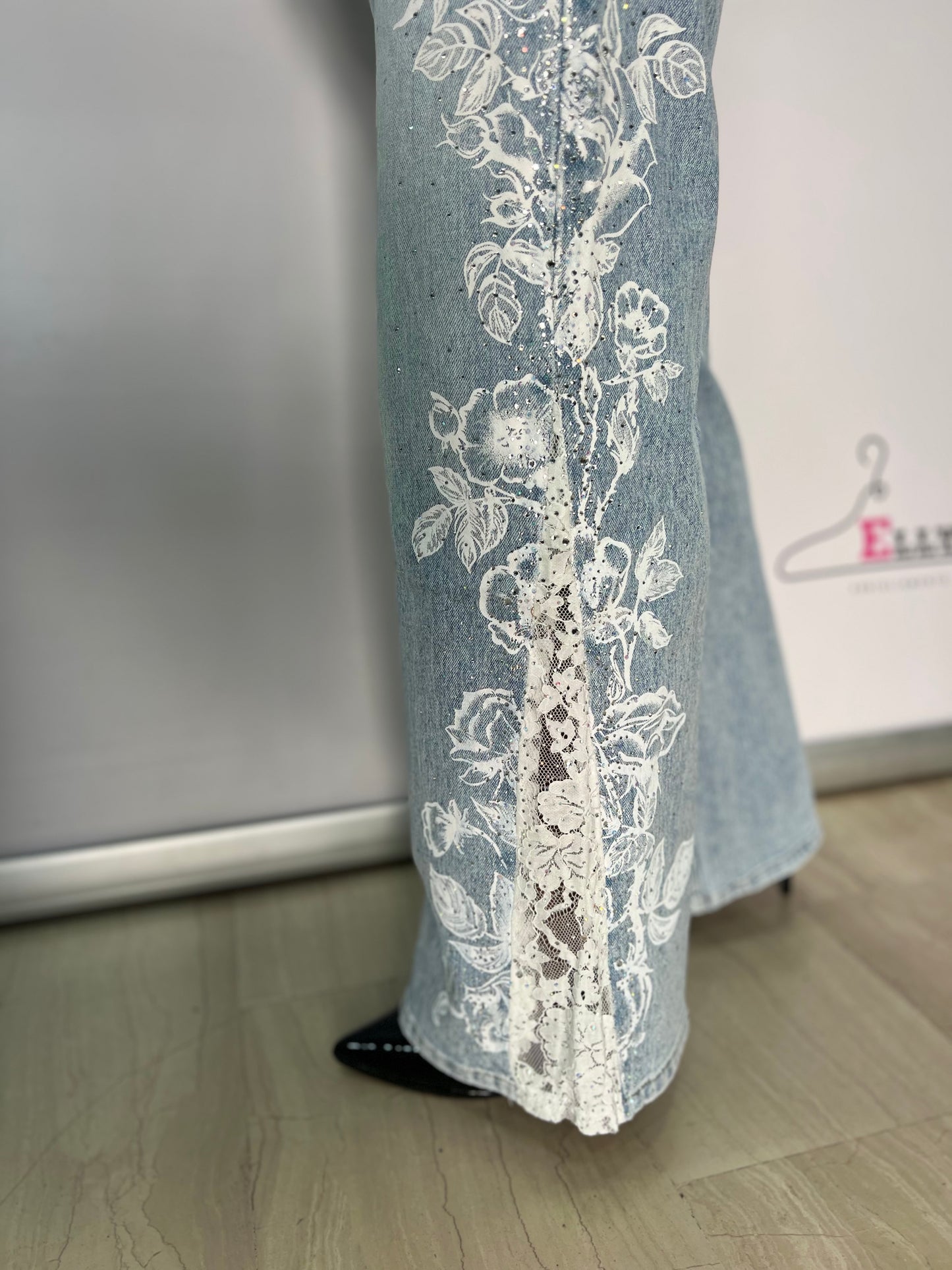 Jeans flare donna con ricami e pizzo