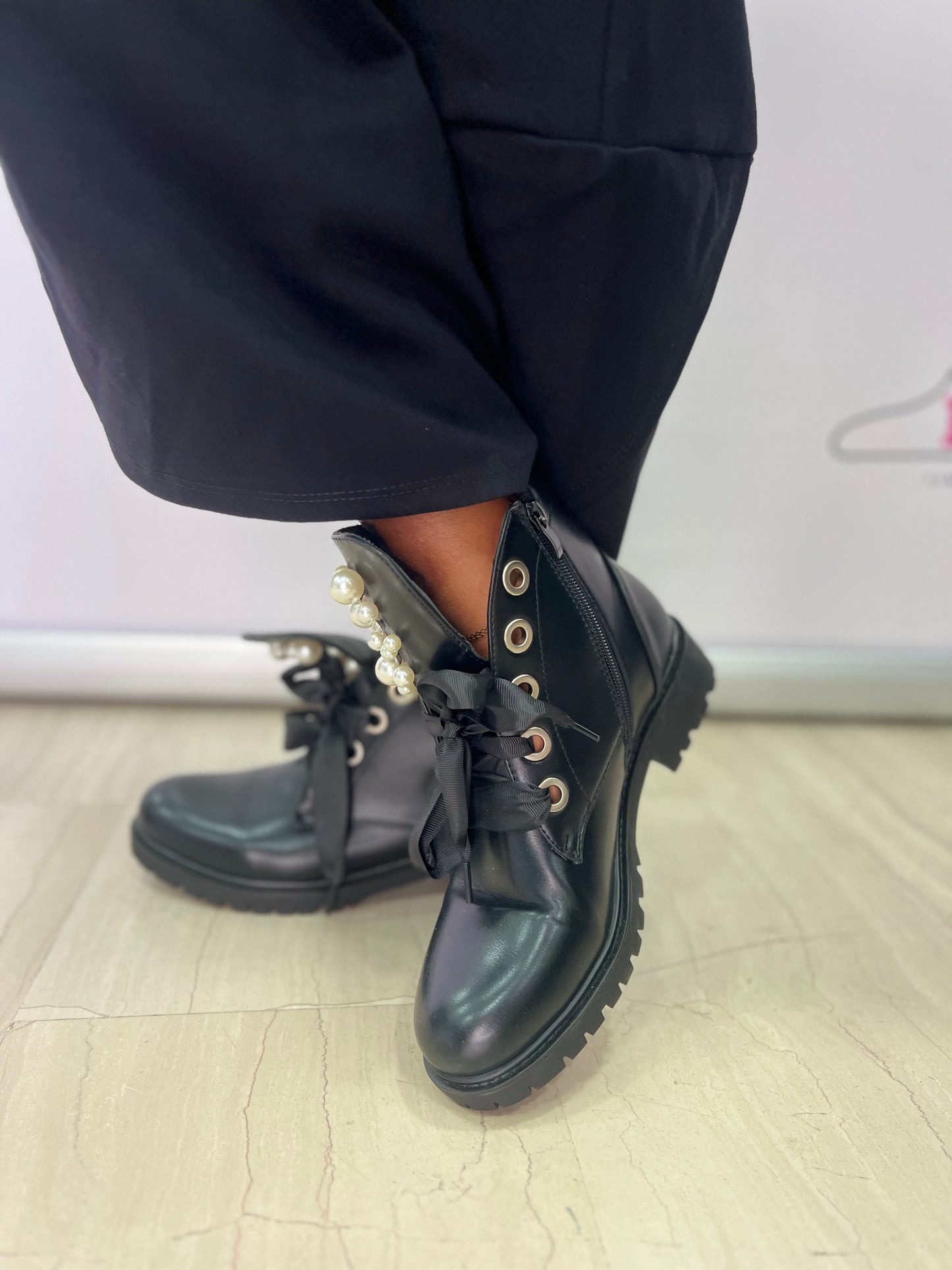 Scarpe anfibi in pelle e con perle