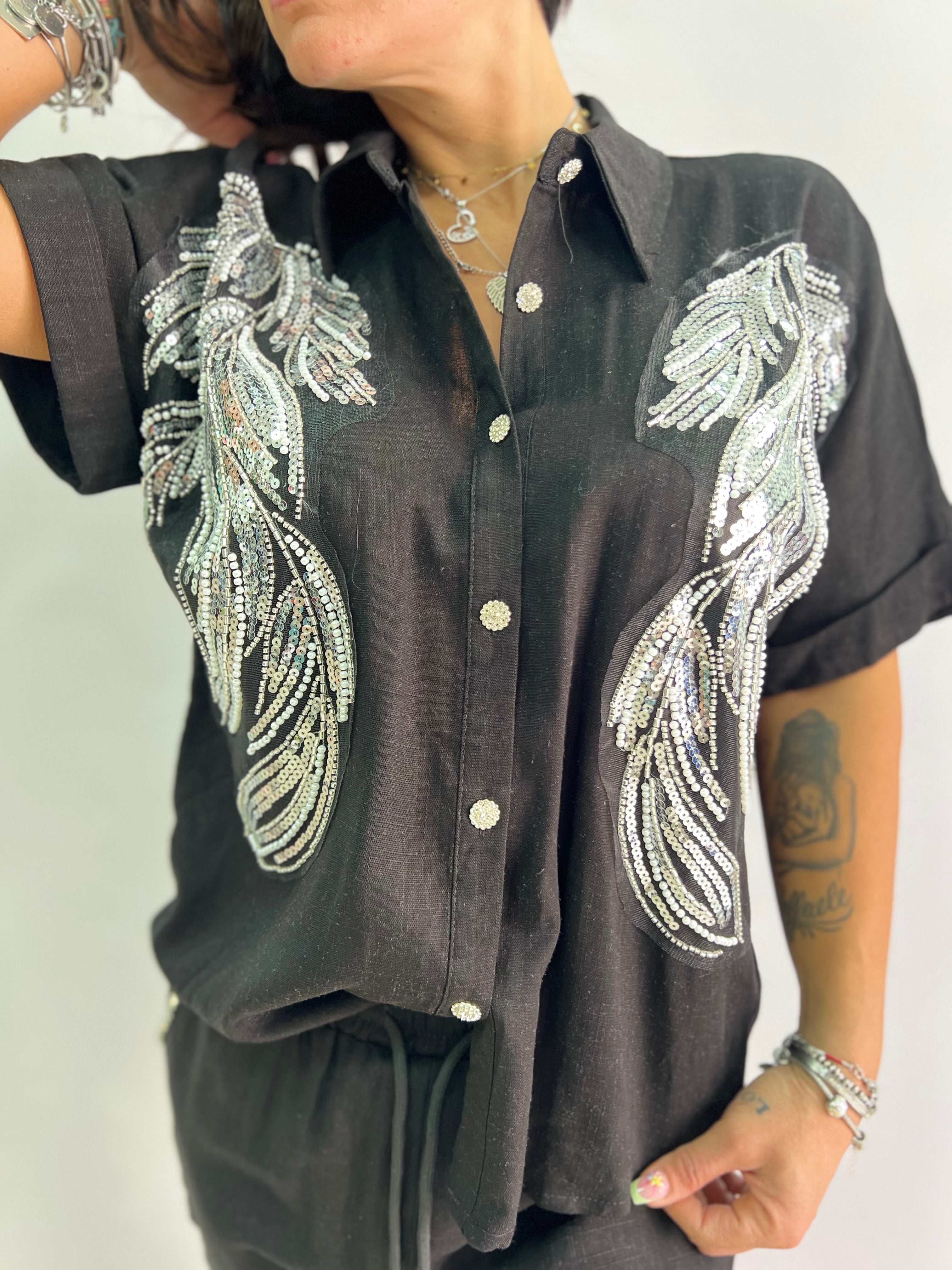 Completo donna in lino camicia con piume in paillettes e shorts – nero, taglia unica L/XL
