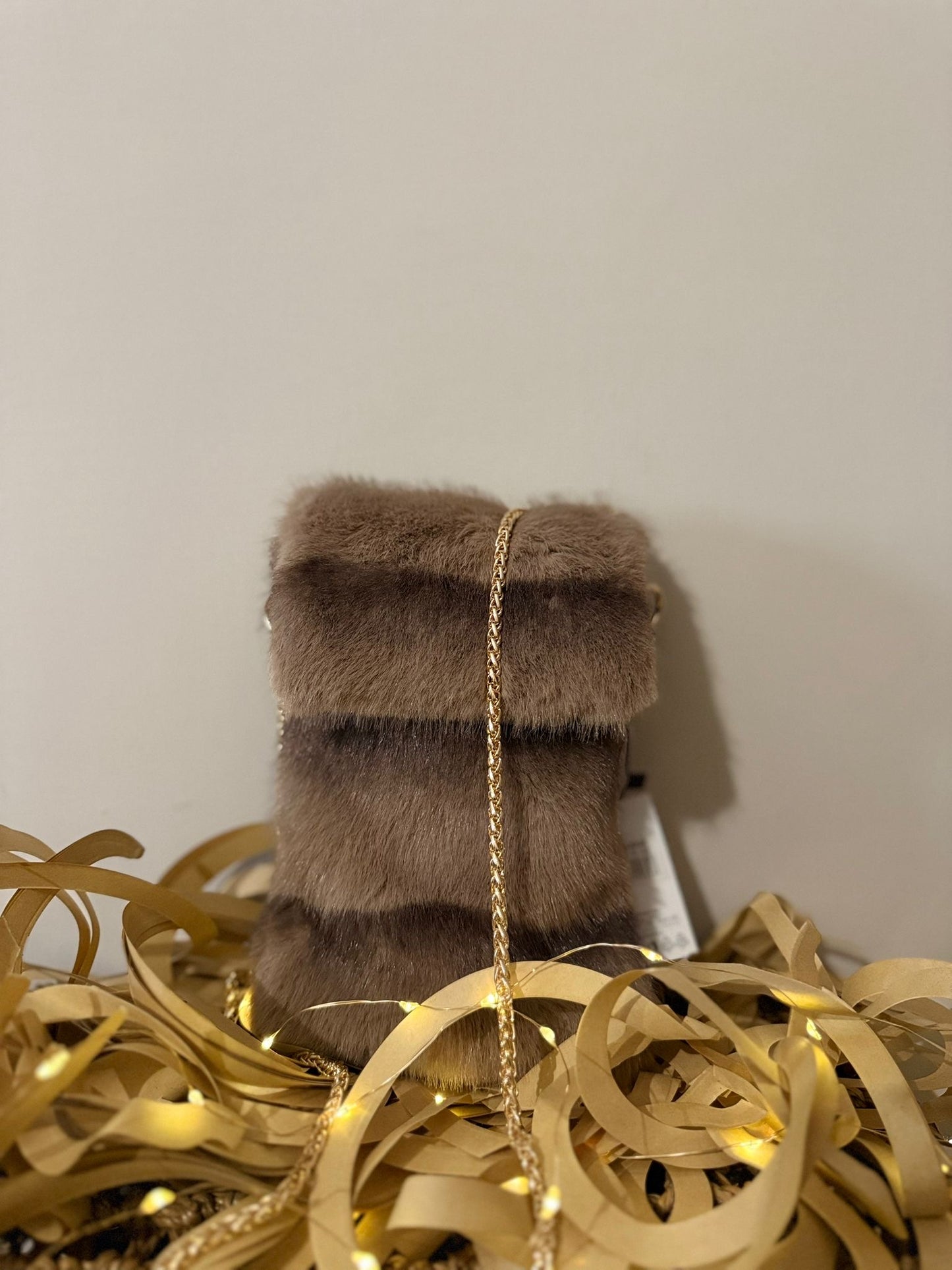 Porta cellulare in pelliccia con catena in oro