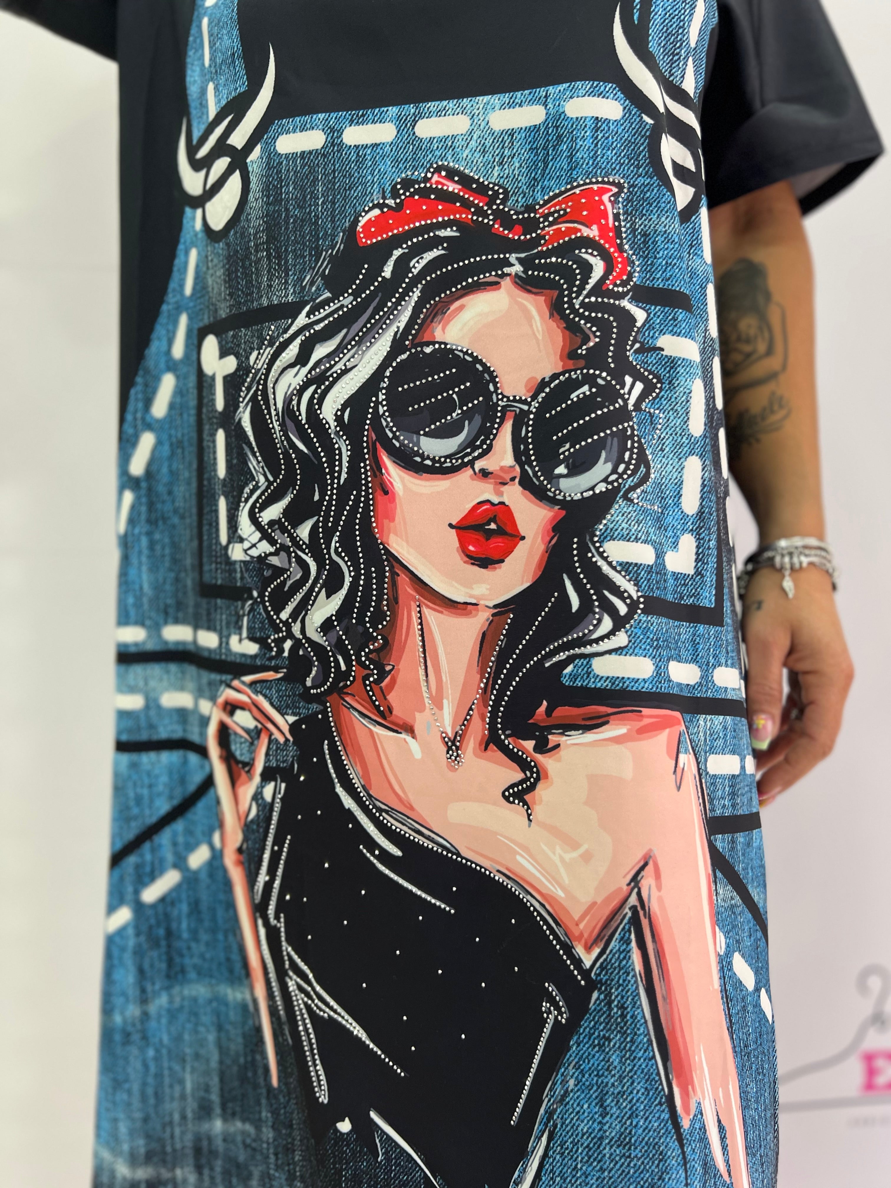 Abito lungo donna con stampa salopette e figura con occhiali – taglia unica fino a XXL