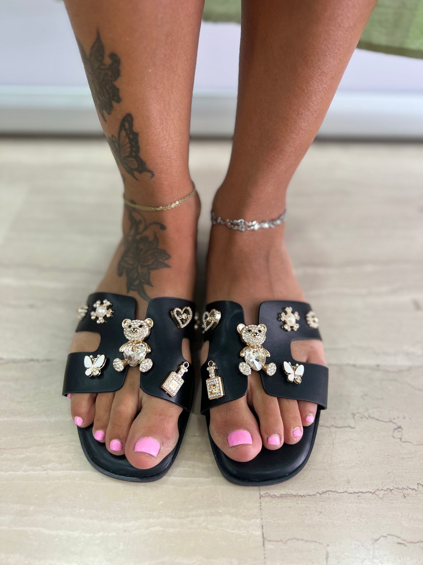 Ciabatta Donna Elegante Nera con Accessori