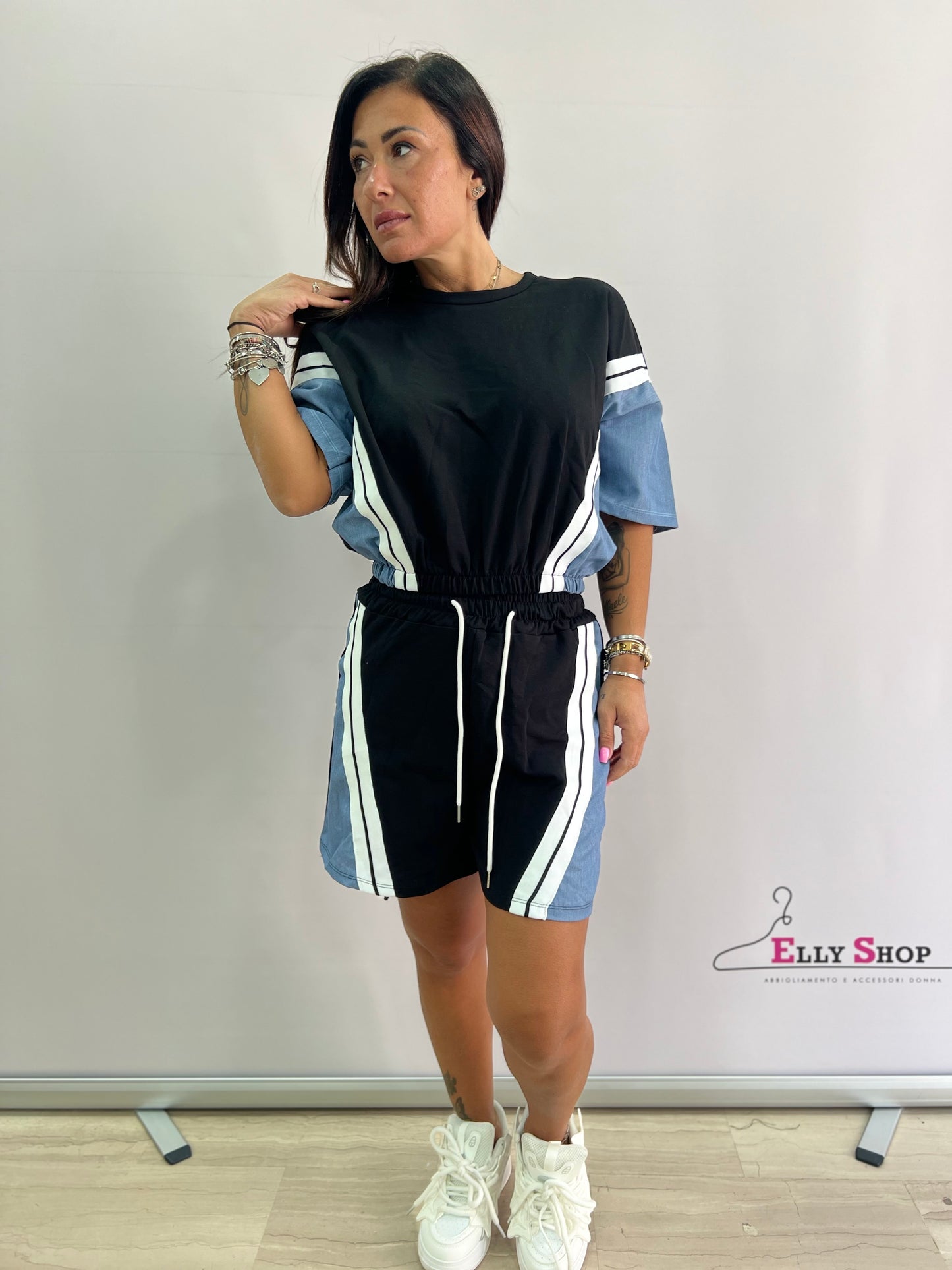 Completo T-shirt e shorts sportivo con inserti a contrasto