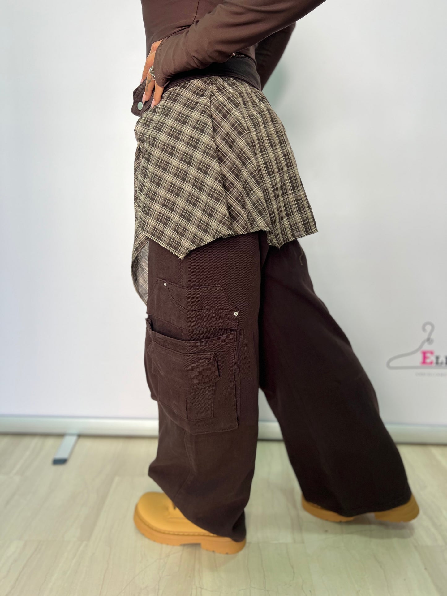 Jeans cargo con bavetta a quadri