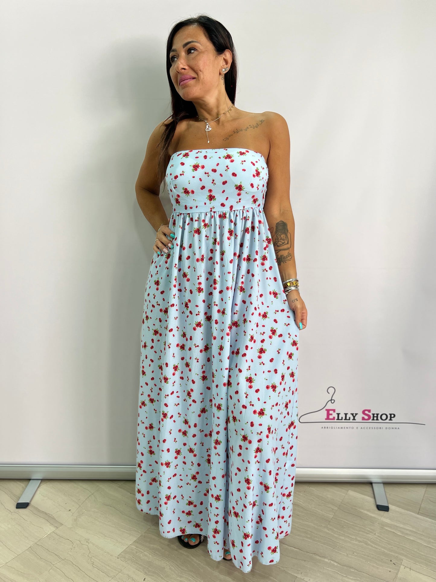 Abito lungo floreale estivo con spalline sottili – disponibile in pesca e polvere, taglia unica fino a L/XL