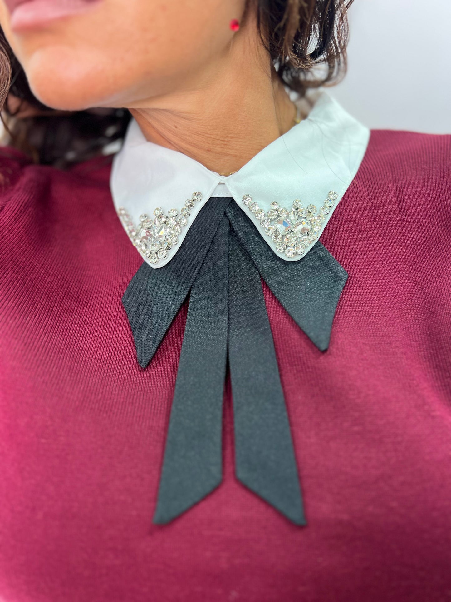 Maglia con colletto Swarovski e cravatta