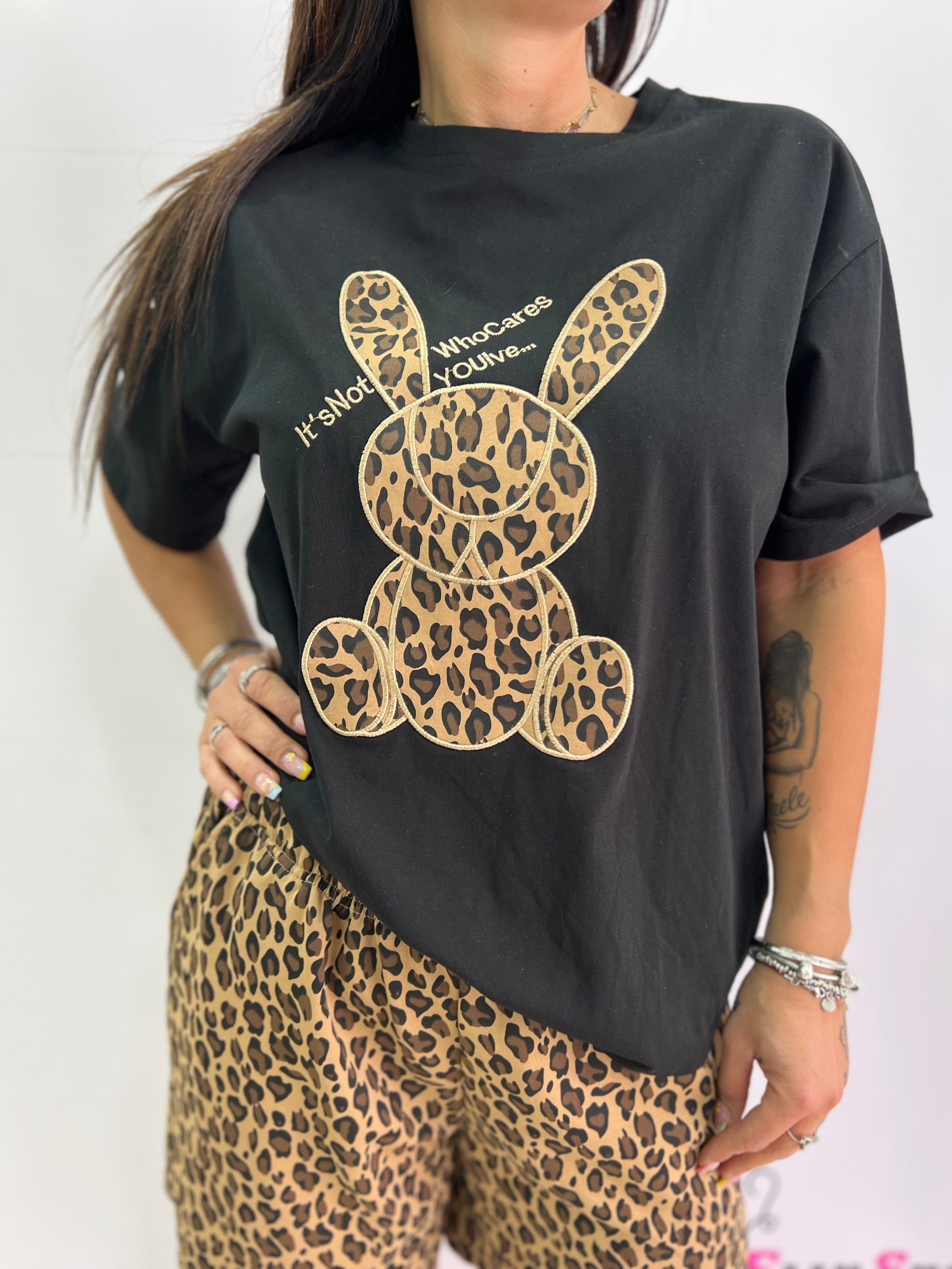 Completo donna t-shirt con coniglietto e shorts leopardati – taglia unica L/XL, bianco o nero