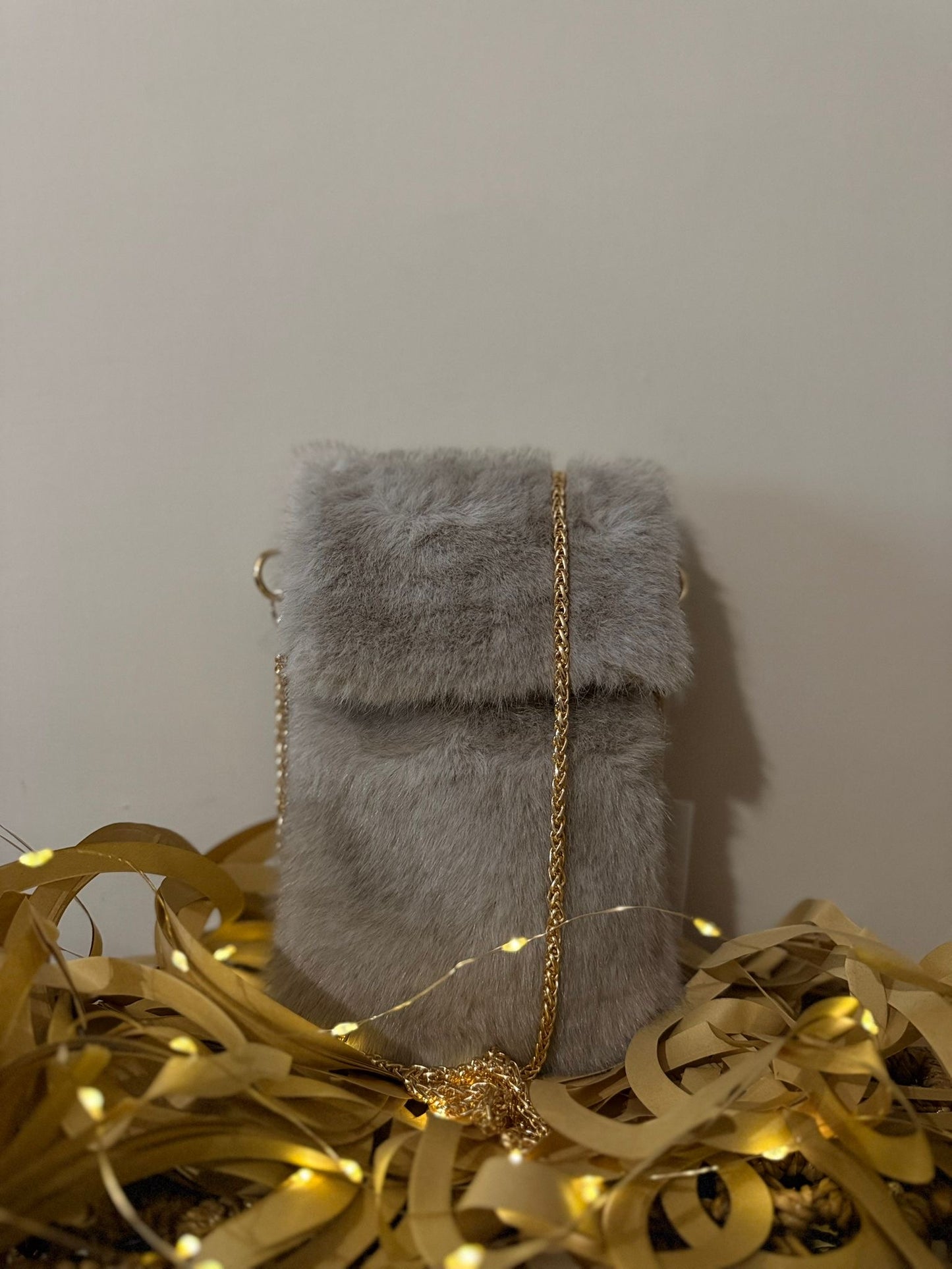 Porta cellulare in pelliccia con catena in oro
