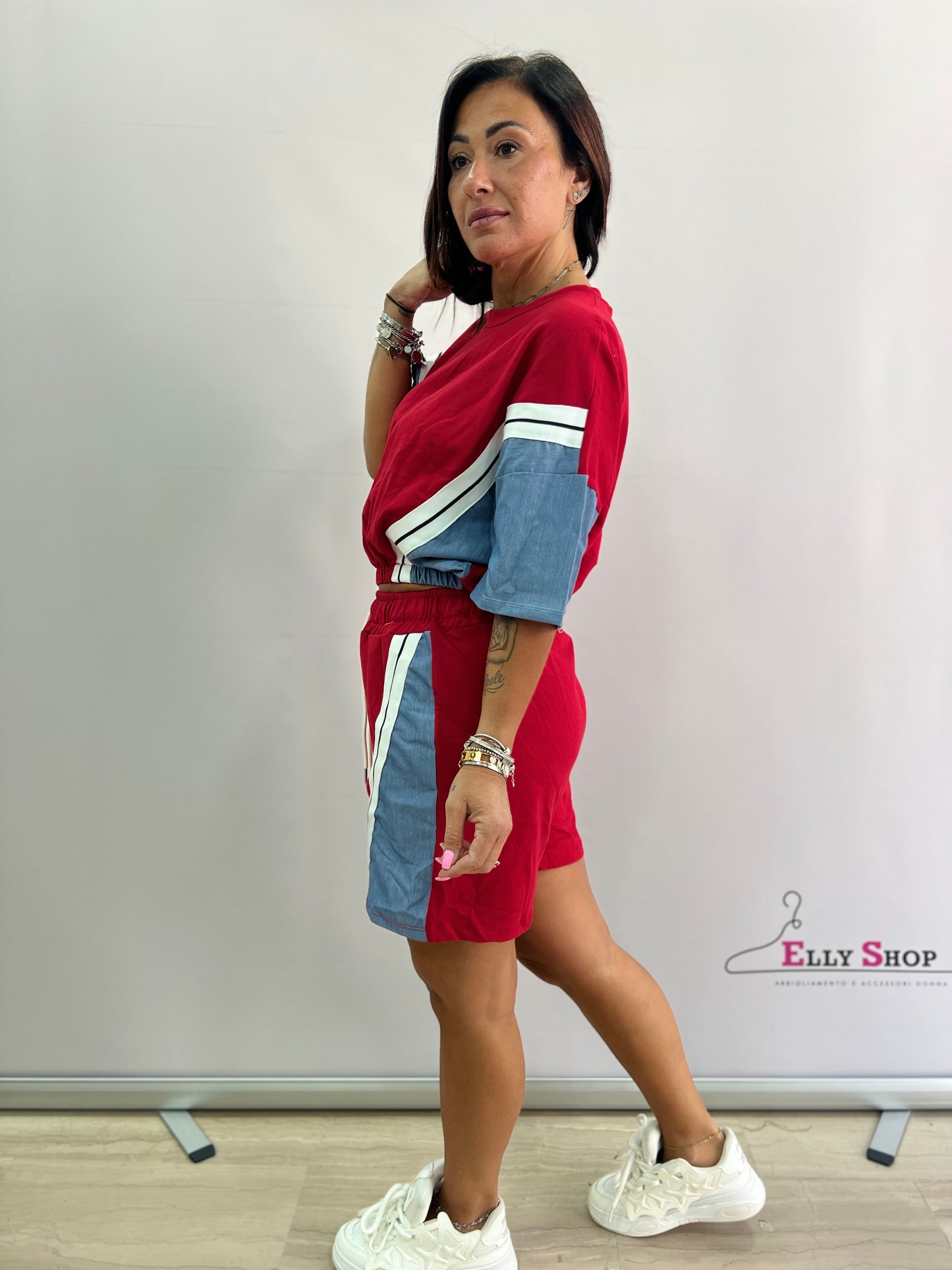 Completo T-shirt e shorts sportivo con inserti a contrasto