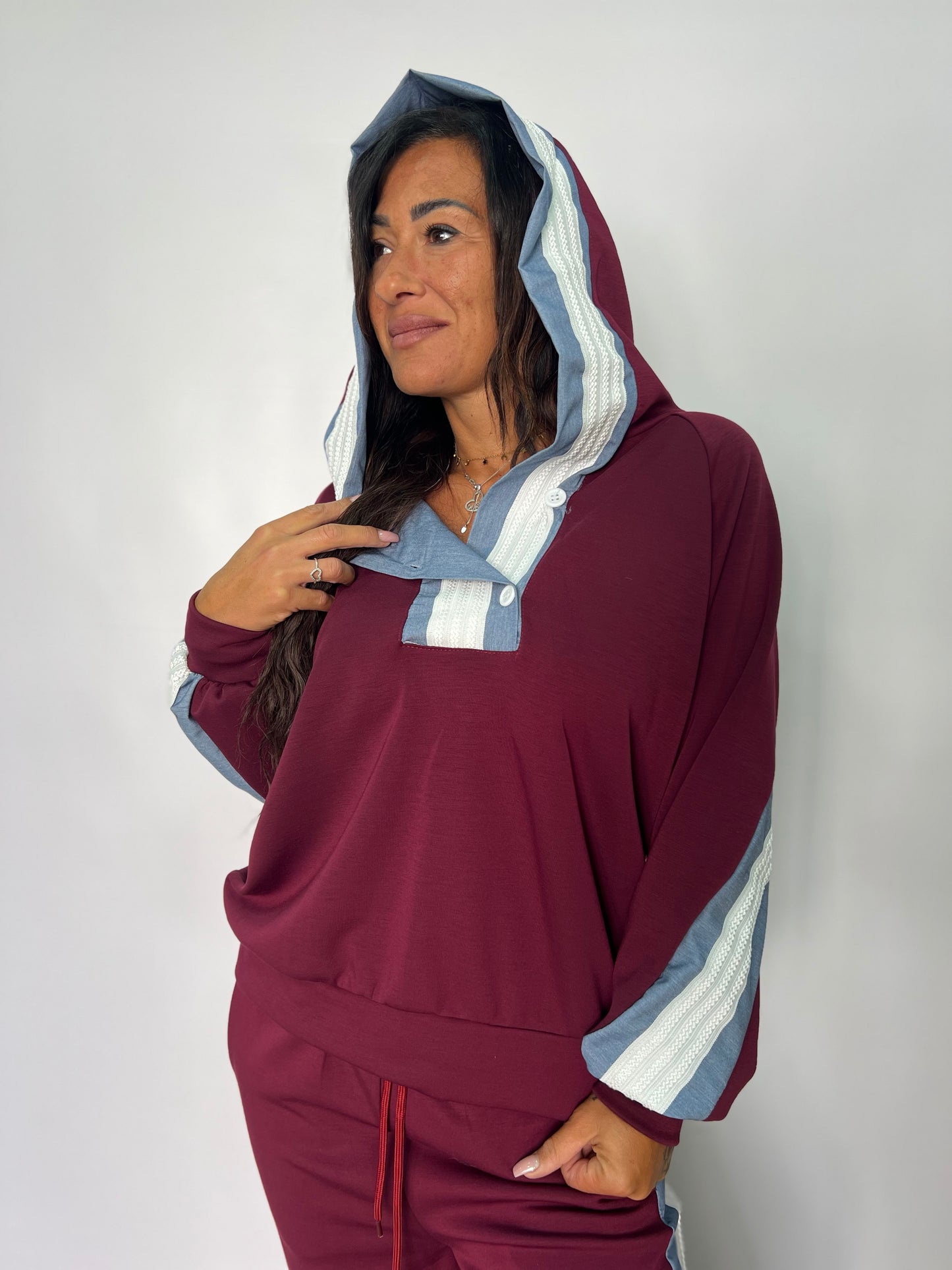 Completo tuta donna con cappuccio e ricamo