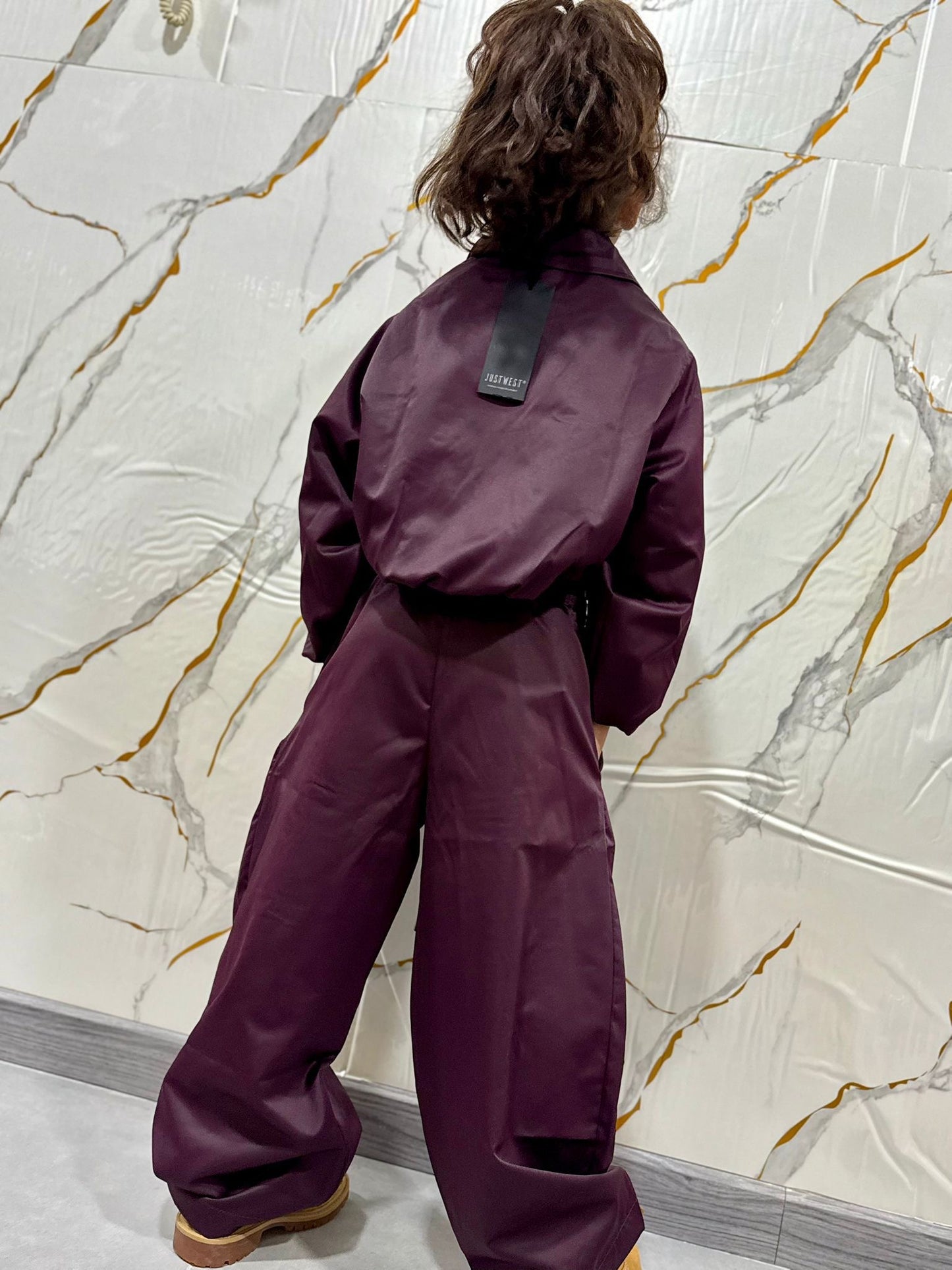 Completo bambina in tessuto tecnico felpa cropped e pantalone cargo — set sportivo borgogna
