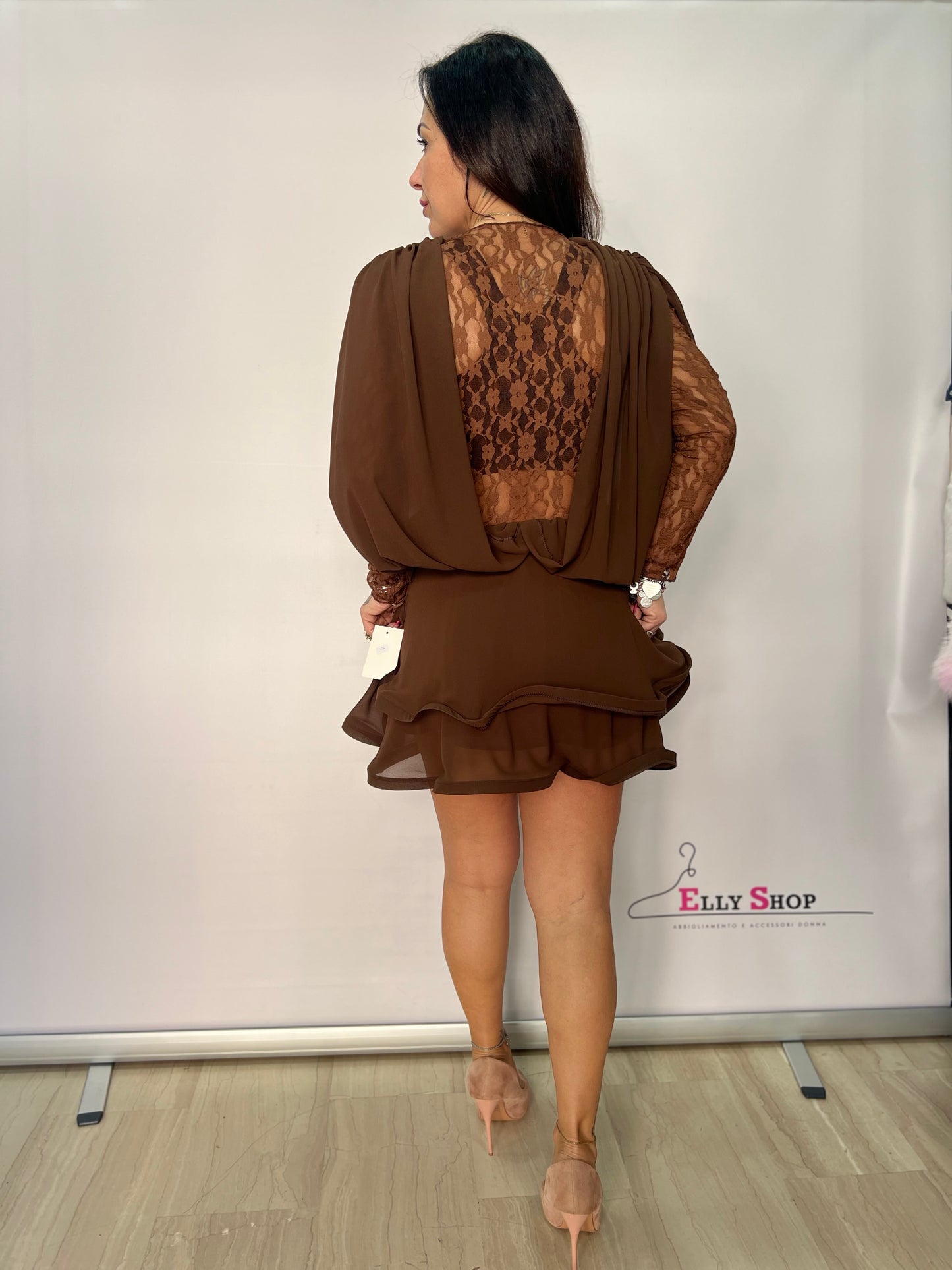 Abito corto elegante in pizzo e balze