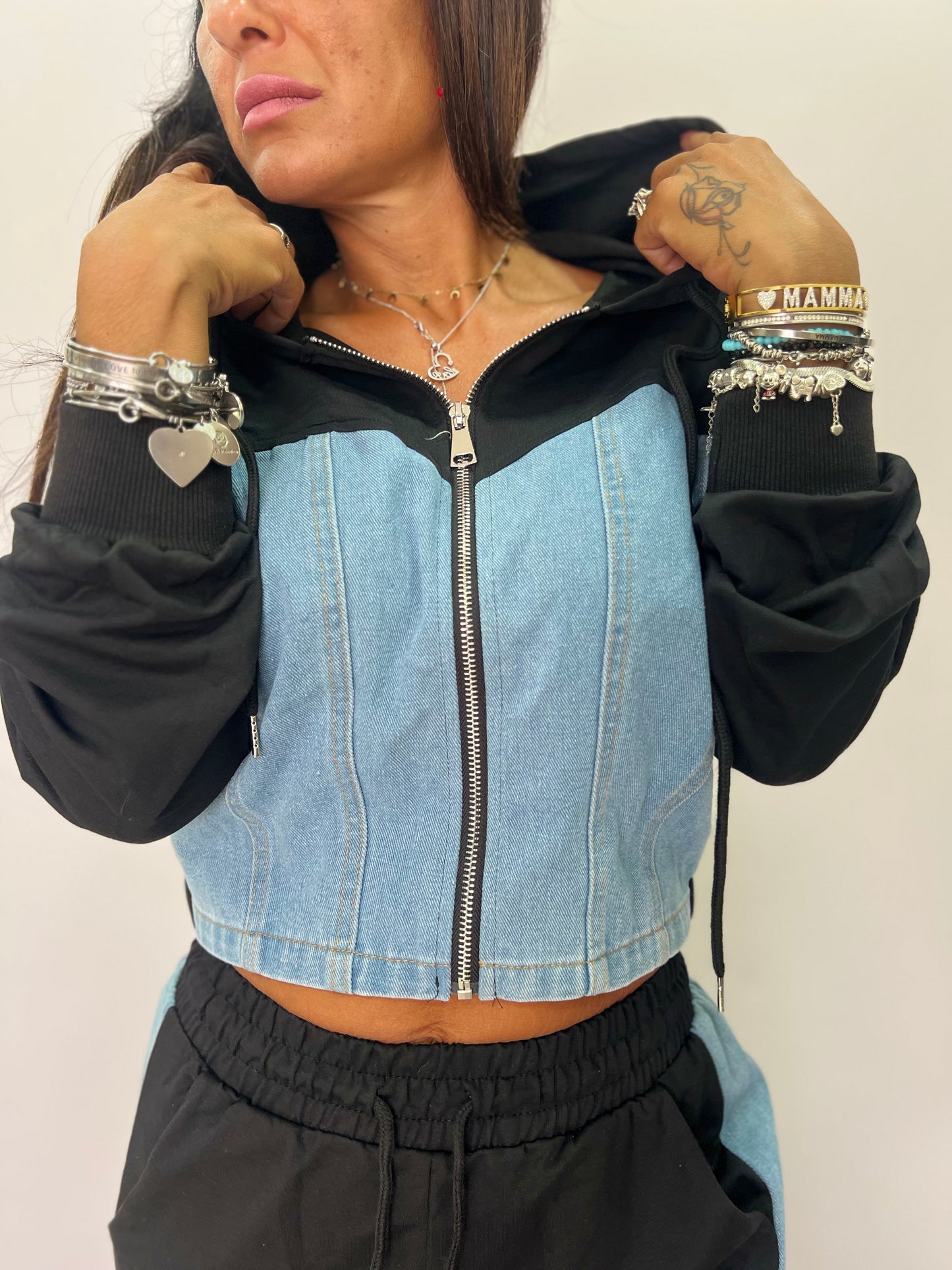 Completo Donna Sportivo con Felpa in Denim e Pantaloni Larghi – Nero o Grigio Autunno/Inverno