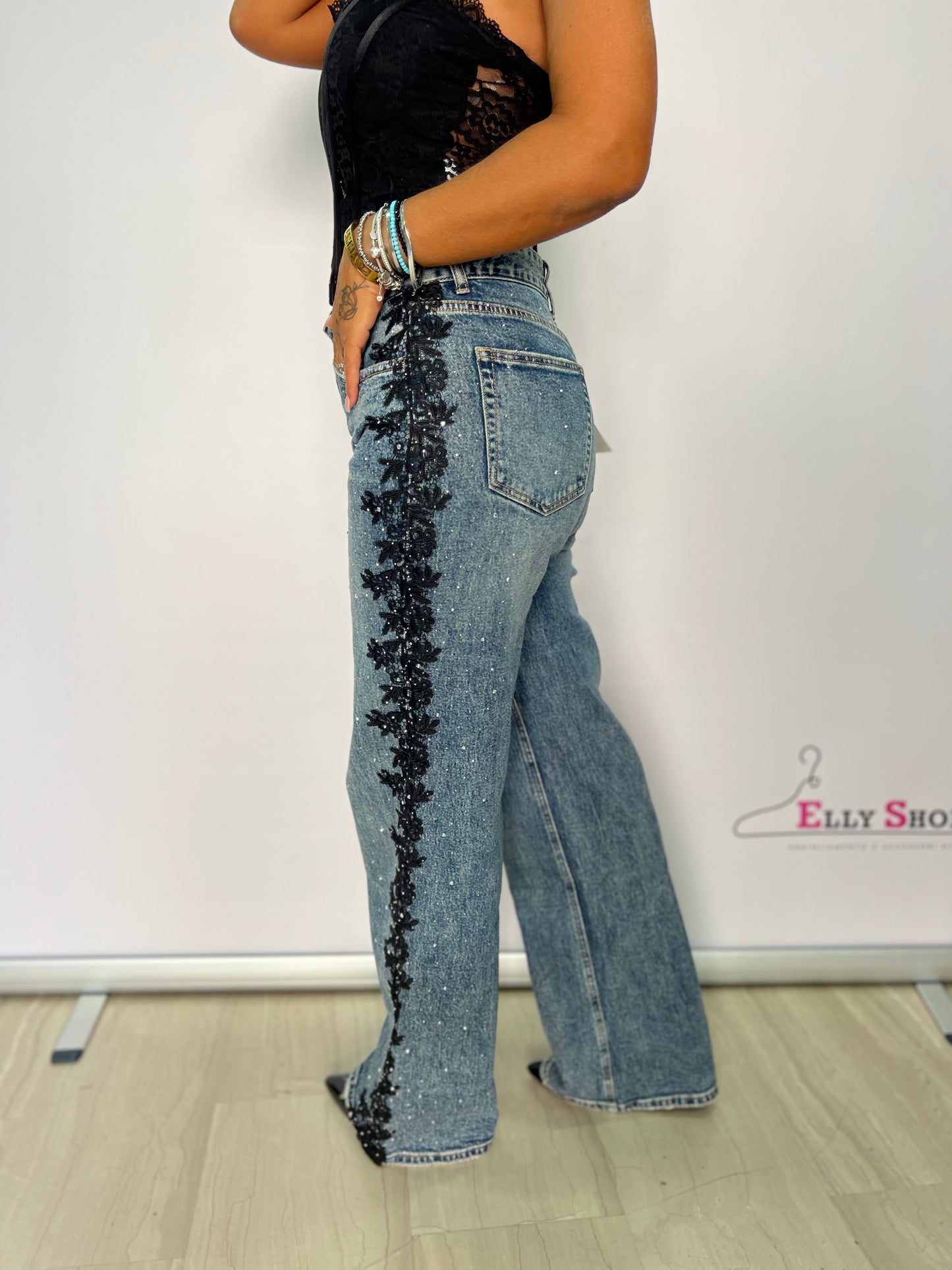Jeans con merletto e brillantini