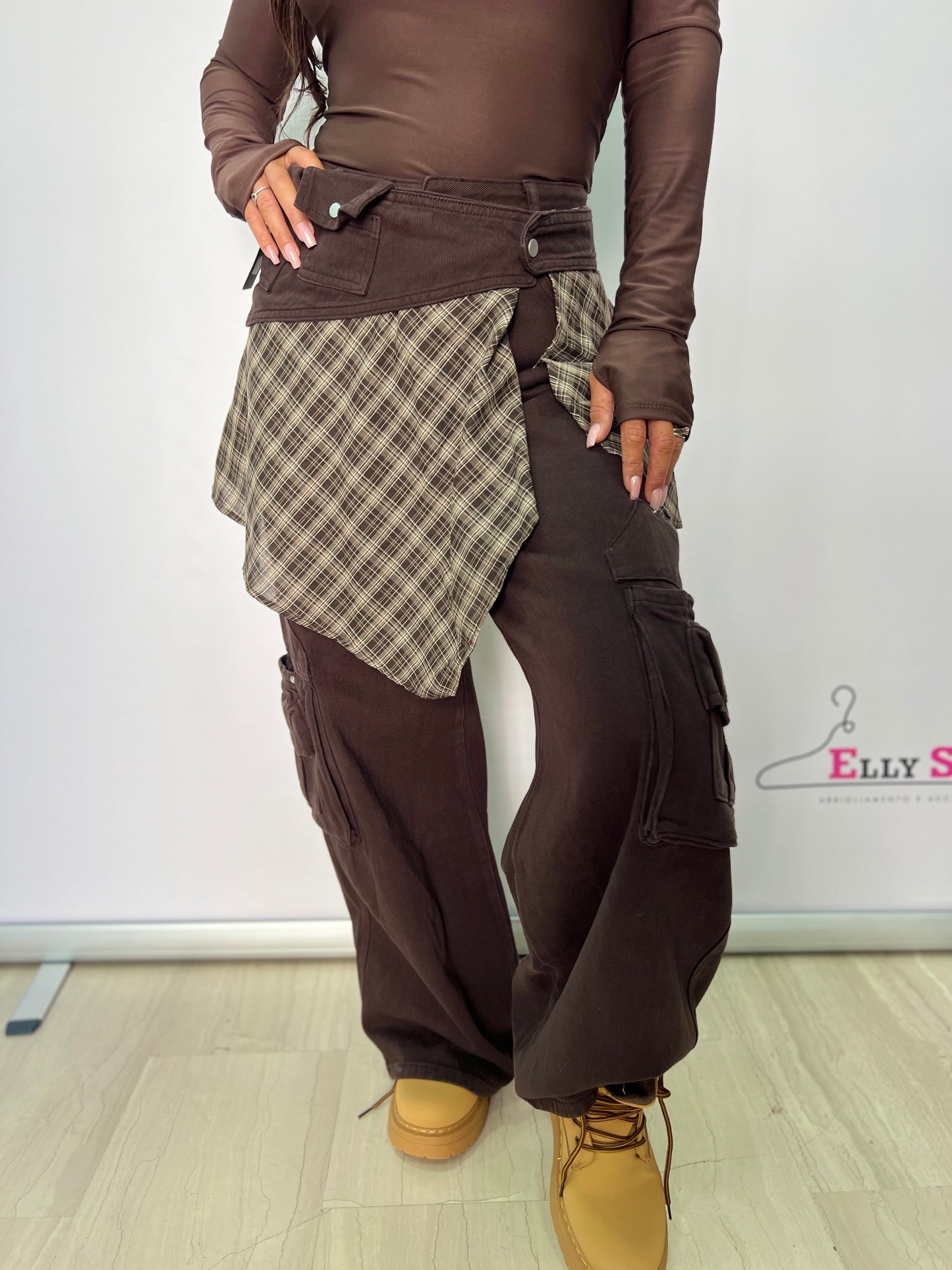 Jeans cargo con bavetta a quadri