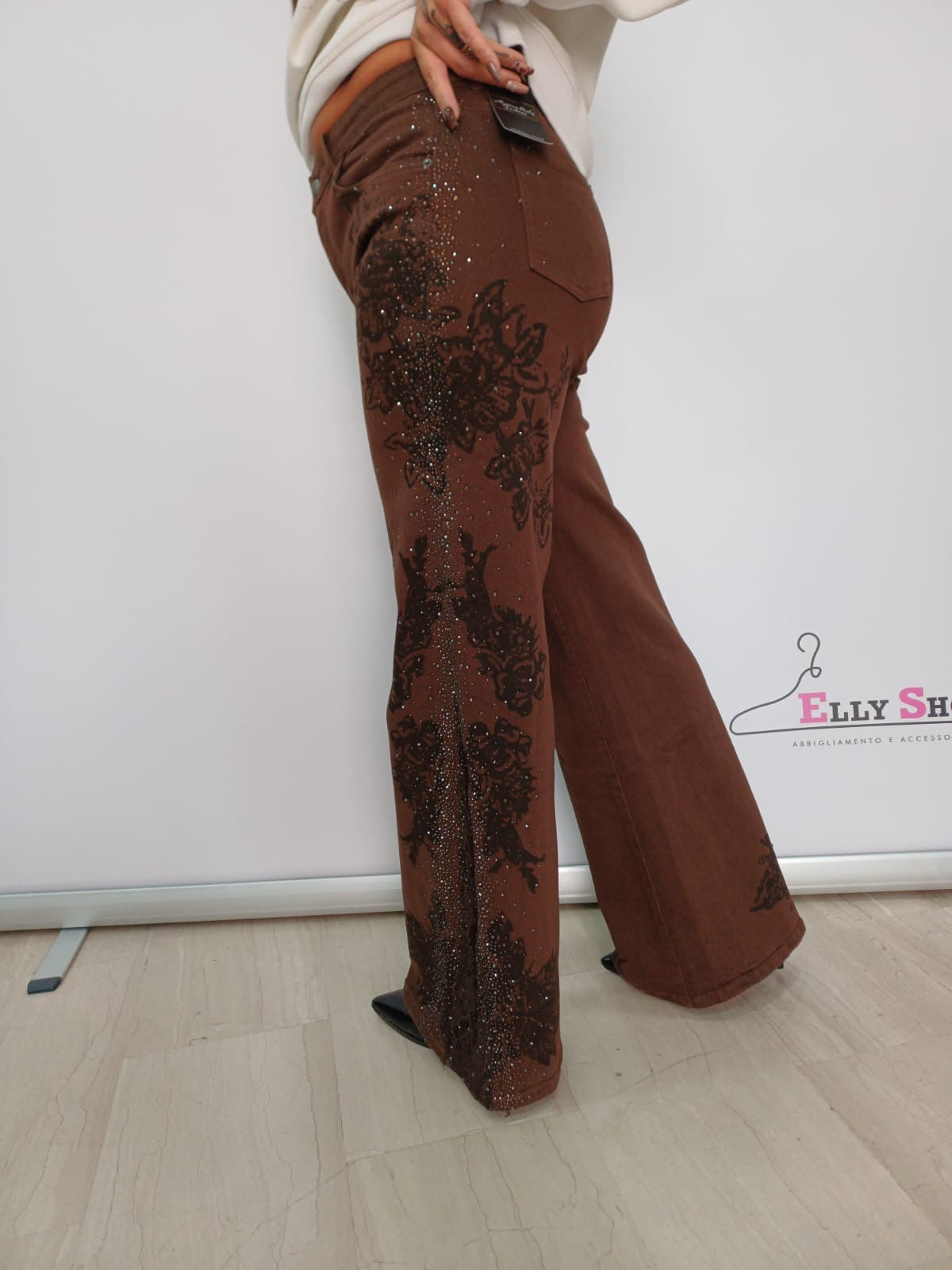 Jeans velluto marrone con ricami e strass