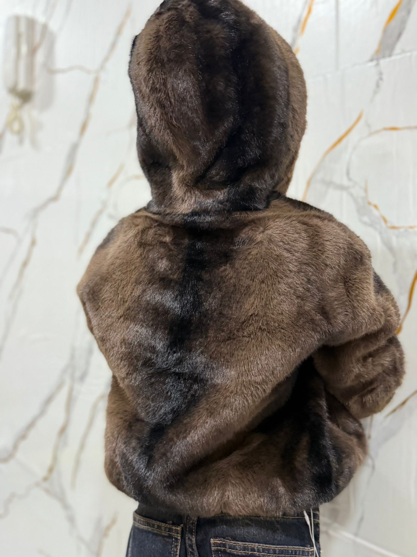 Pelliccia bambina elegante marrone con strass — giacca cerimonia inverno
