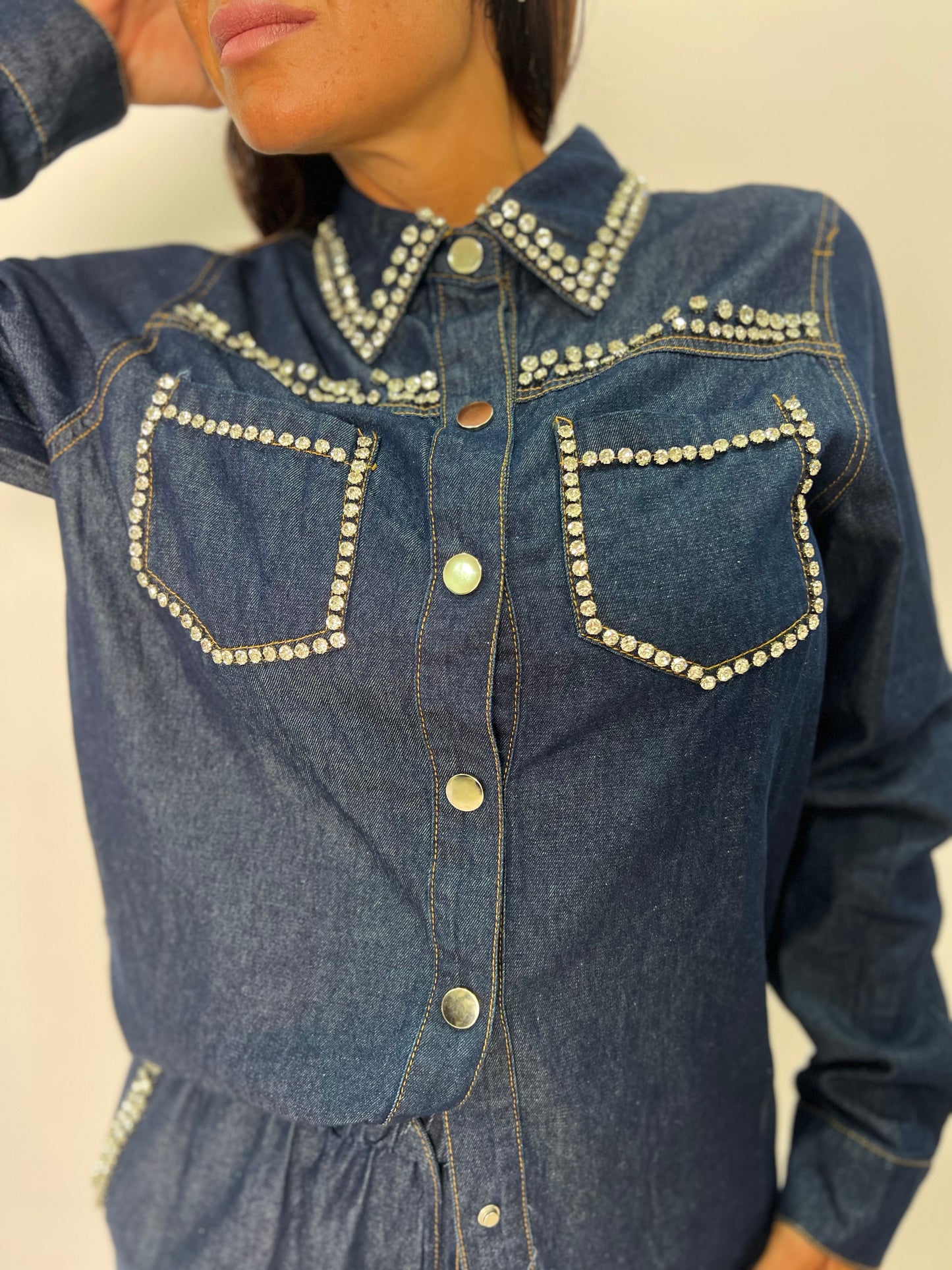 Completo in denim con brillantini su colletto e tasche – look casual chic taglia unica fino a XL