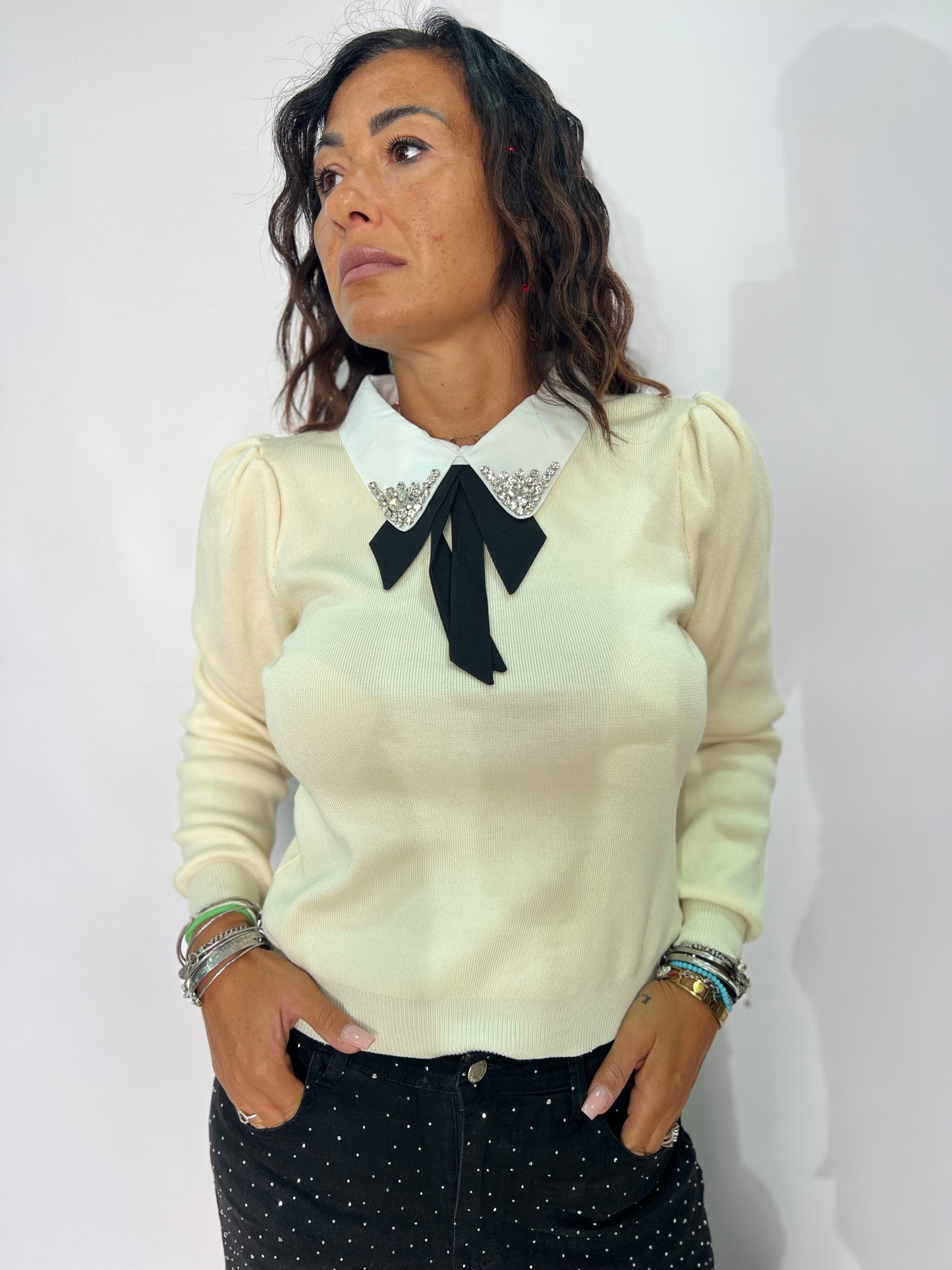 Maglia con colletto Swarovski e cravatta