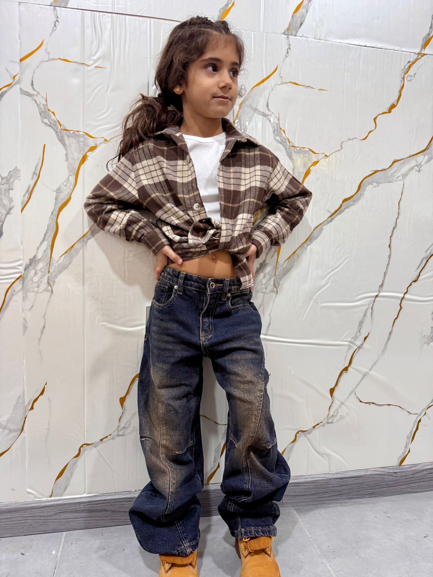 Jeans cargo bambina wide leg effetto vissuto — pantalone denim ampio a vita media
