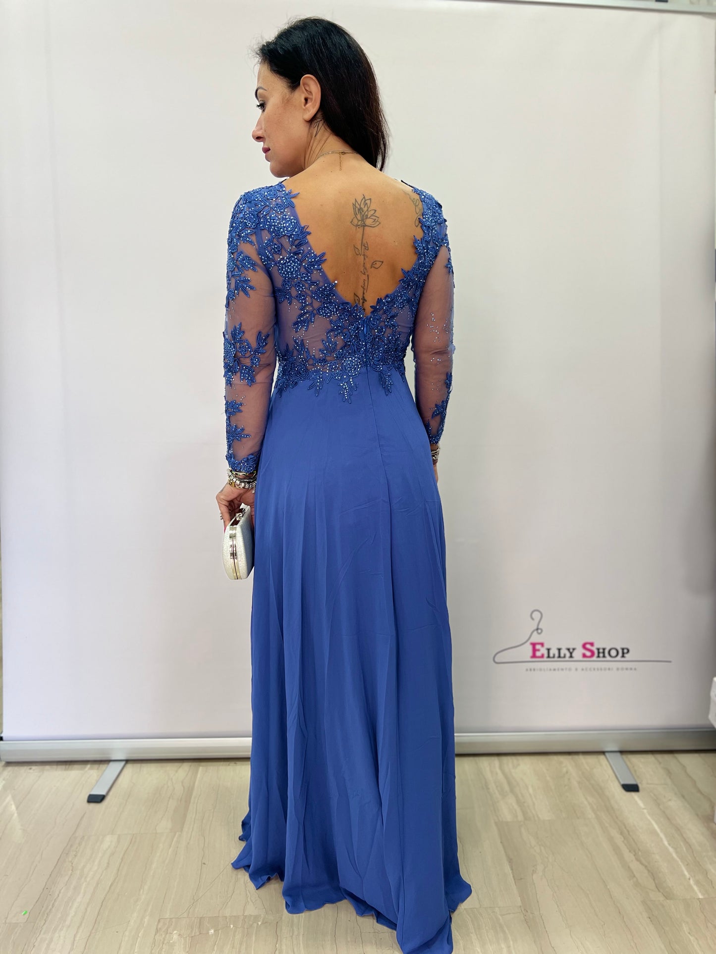 Abito lungo blu elegante con ricami e spacco