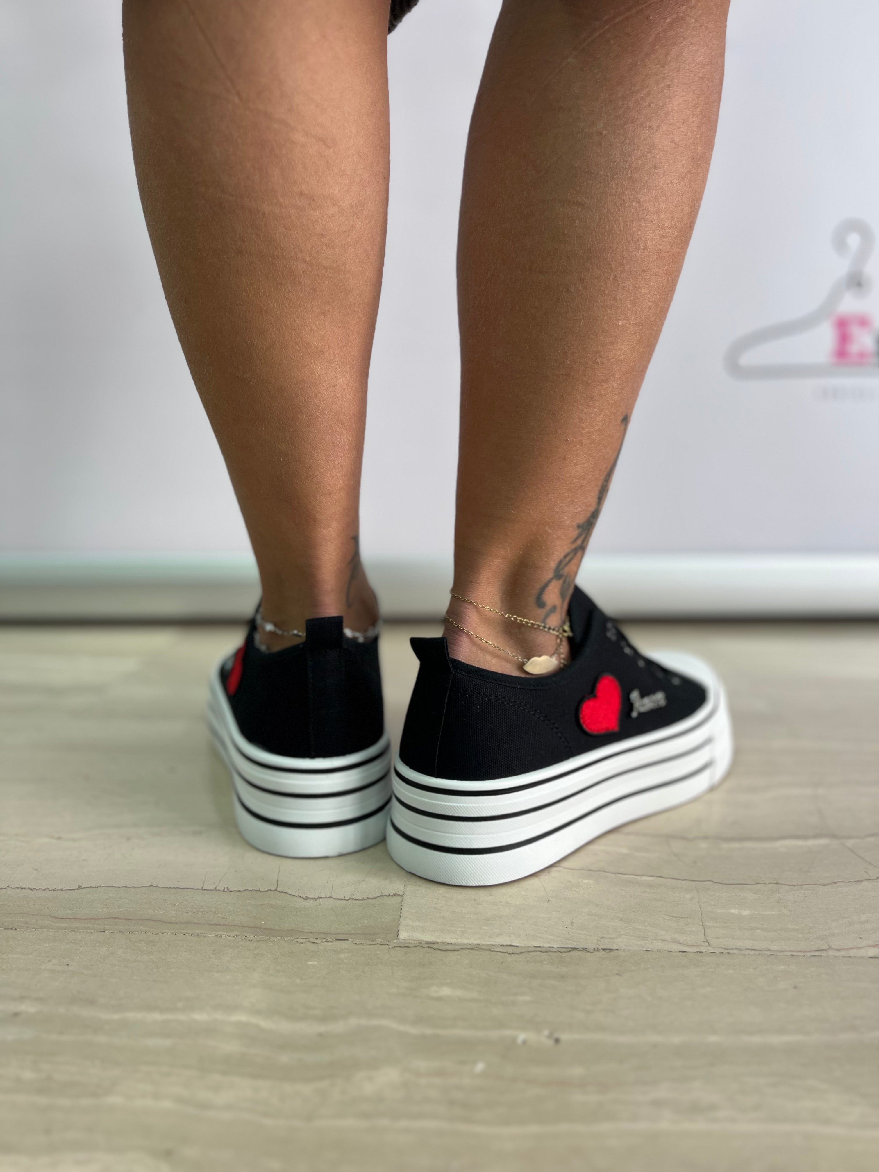 Sneakers Casual Nere con Ricamo Cuore e Scritta Bianca
