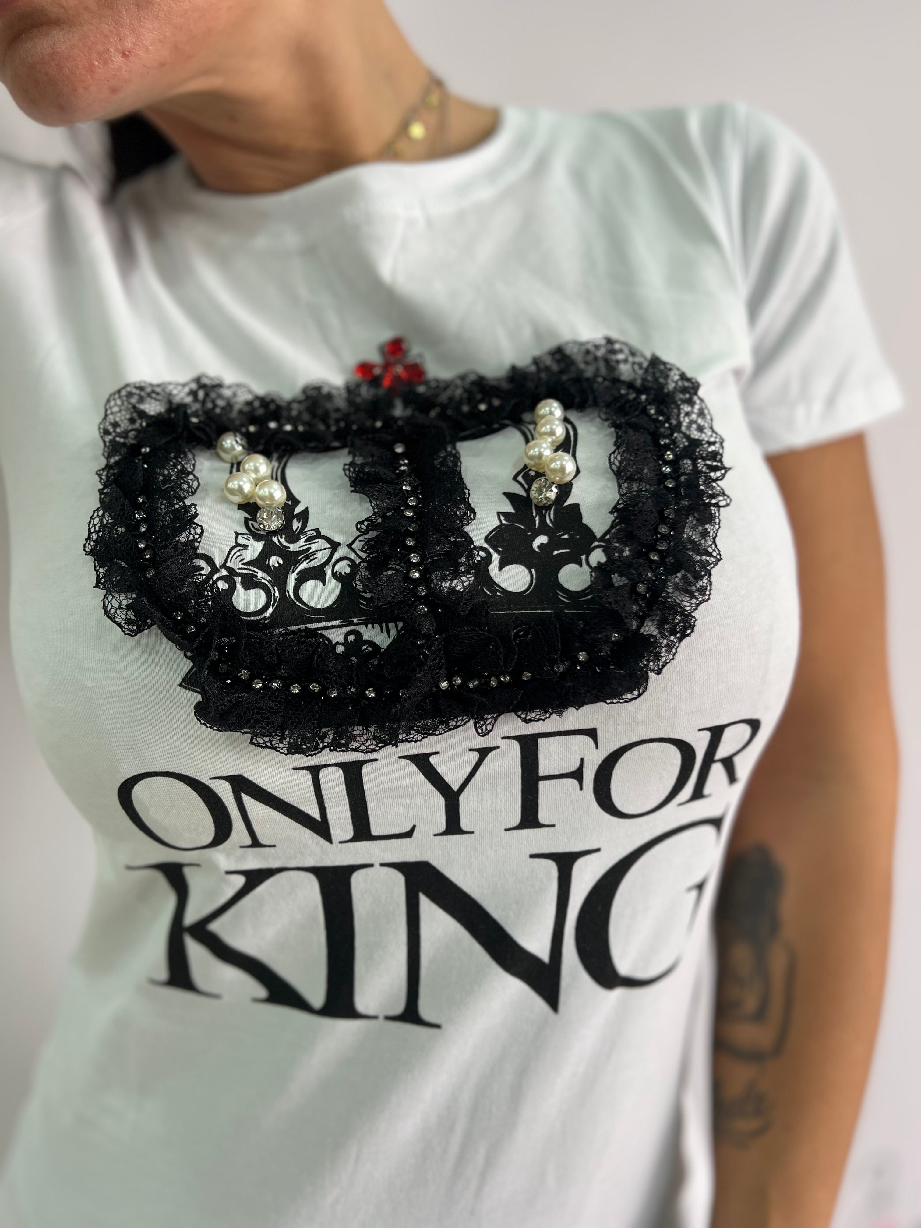 T-shirt donna "ONLY FOR KING" con corona gioiello – disponibile in bianco e nero