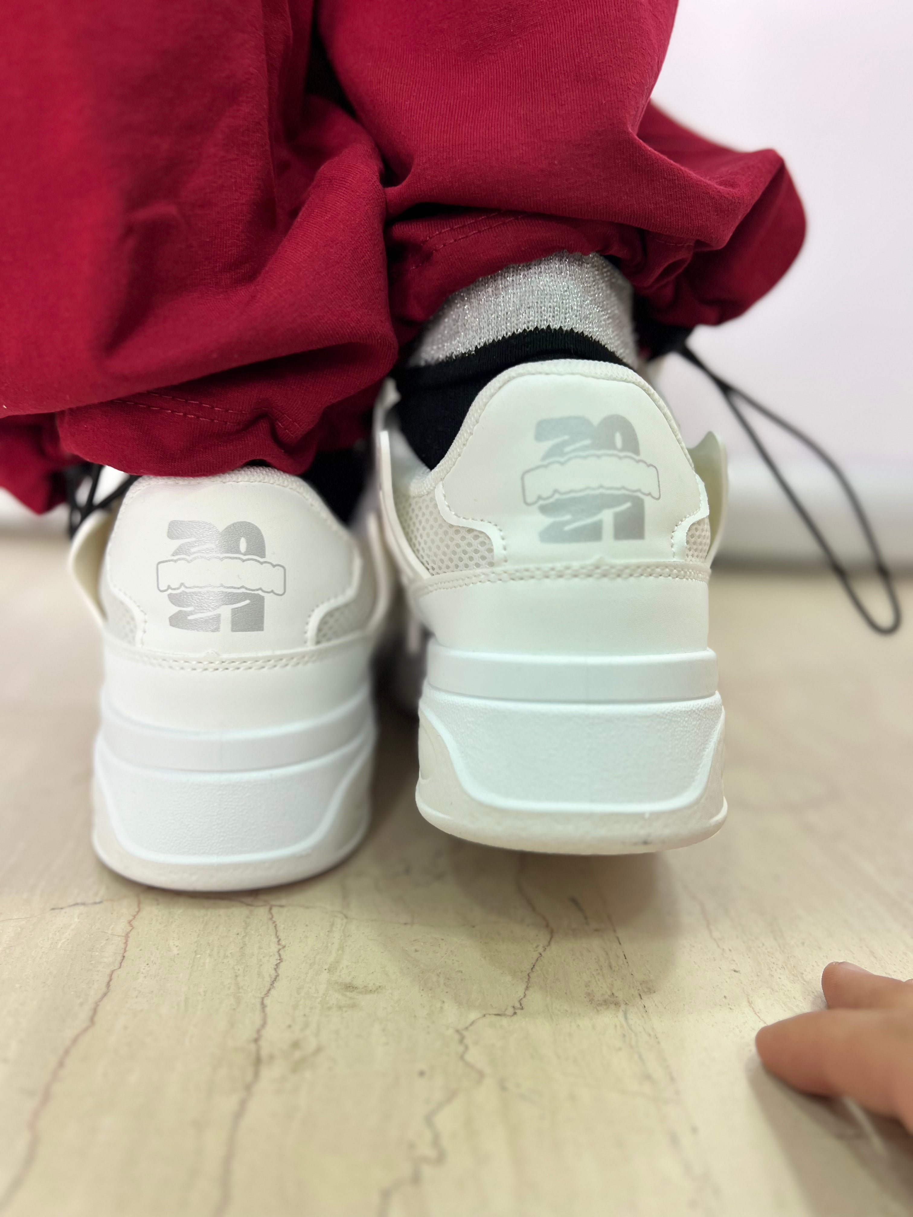 Sneakers bianche con design a stella scolpita e suola chunky