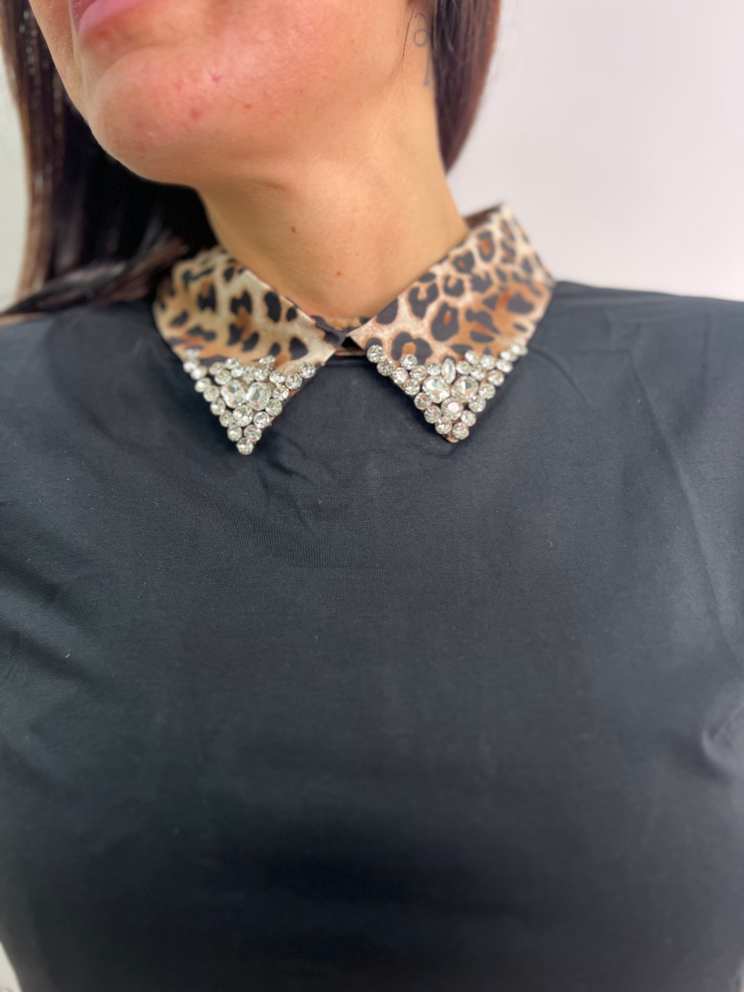 T-shirt donna con colletto leopardato e strass – elegante nera o bianca S/M/ e L/XL
