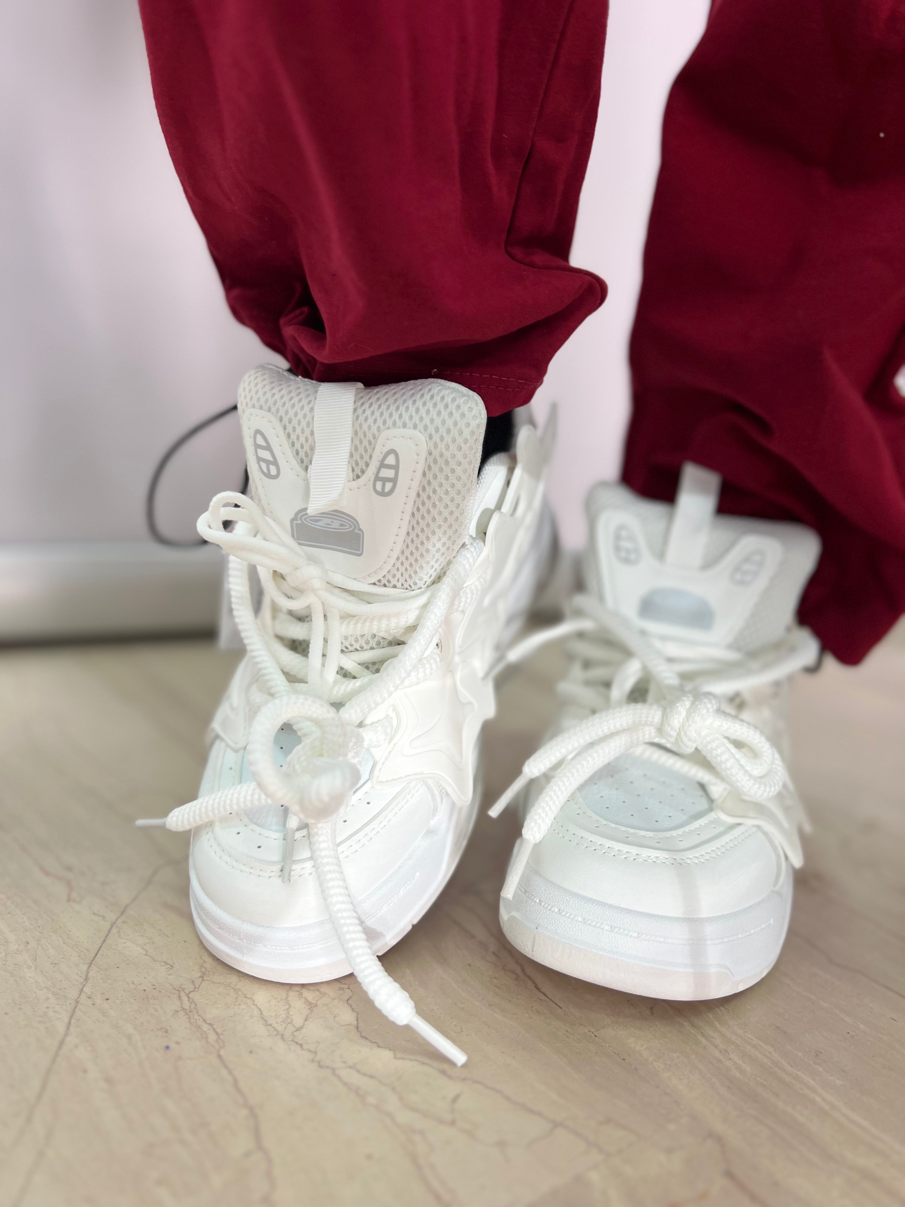 Sneakers bianche con design a stella scolpita e suola chunky