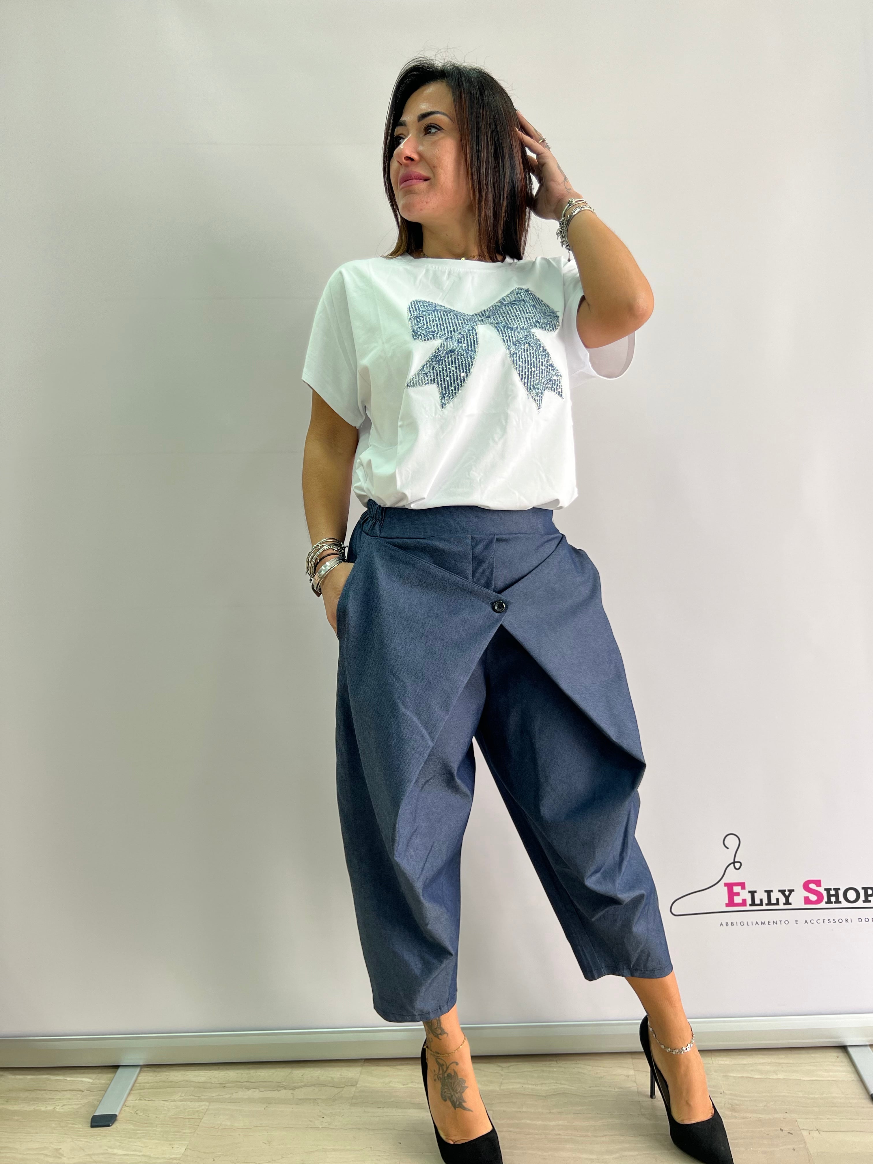 Coordinato Casual Chic con T-shirt con Fiocco e Pantaloni a Vita Alta