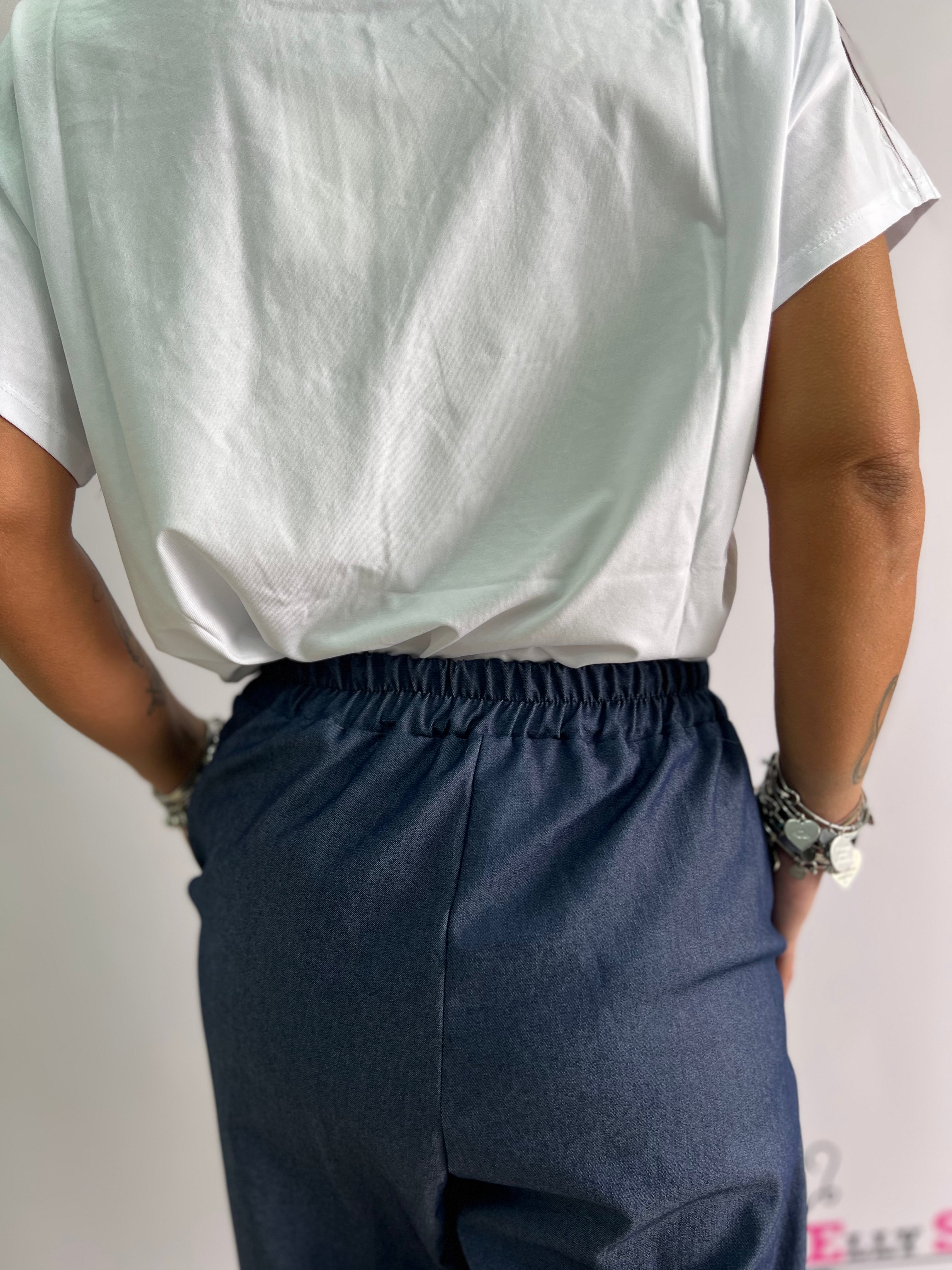 Coordinato Casual Chic con T-shirt con Fiocco e Pantaloni a Vita Alta