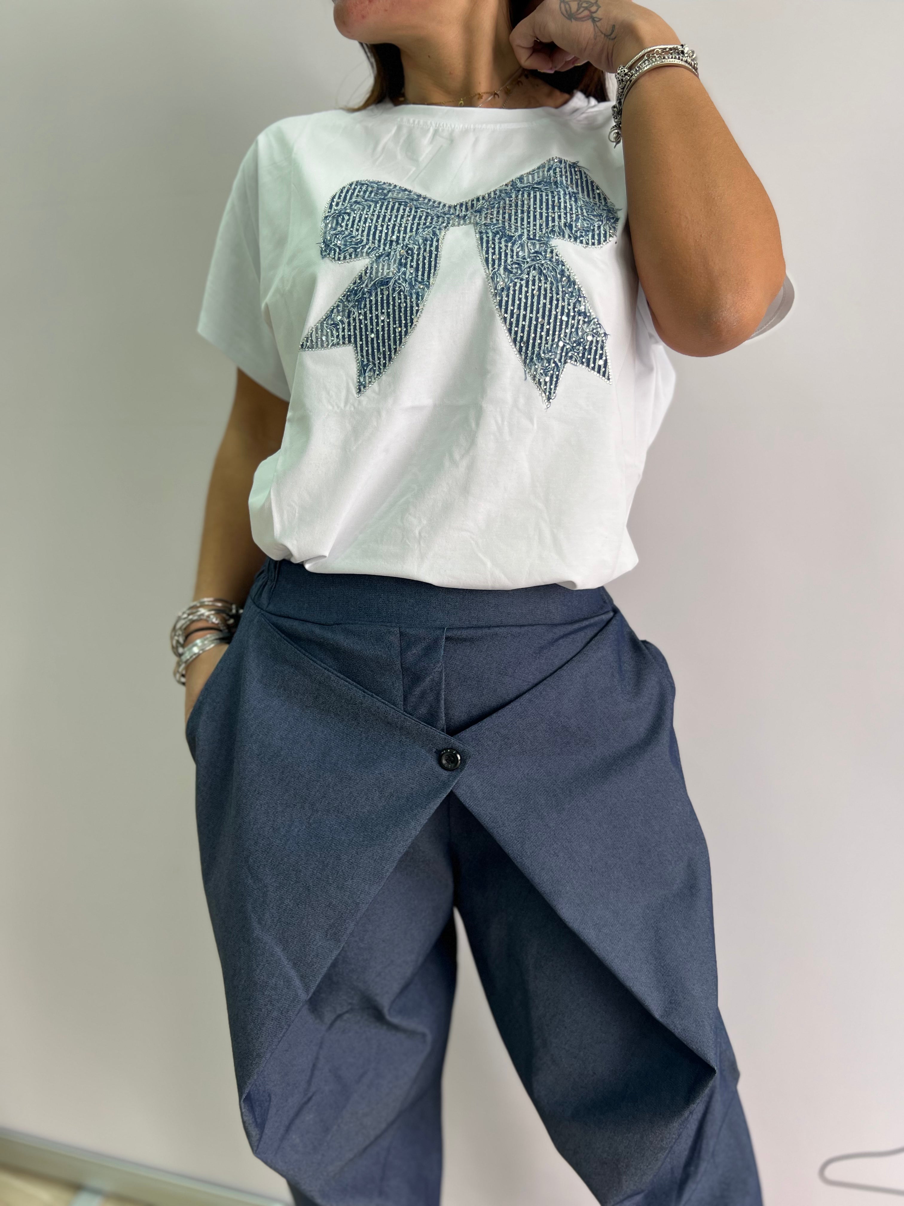 Coordinato Casual Chic con T-shirt con Fiocco e Pantaloni a Vita Alta